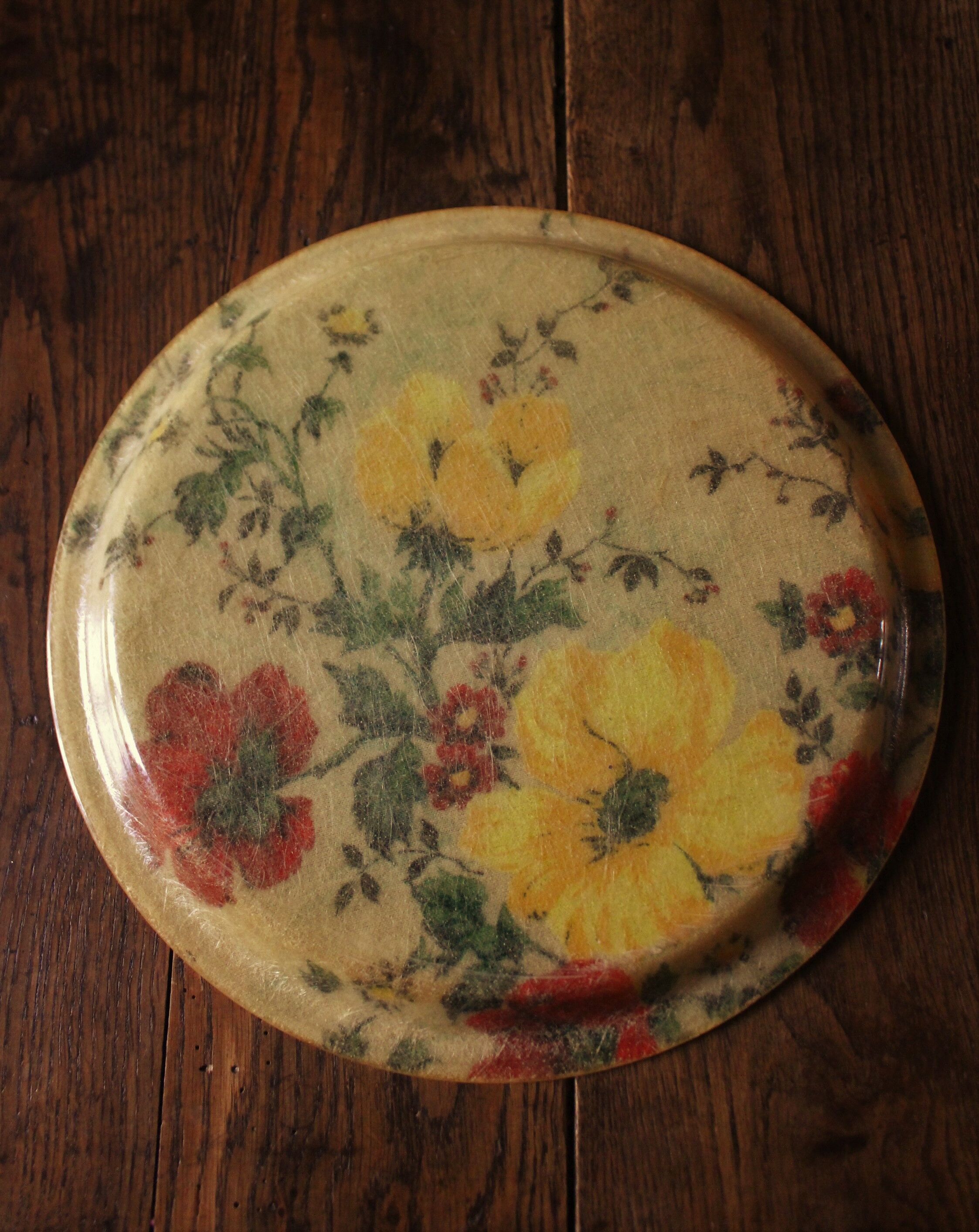 Round plastic top vintage flowers
