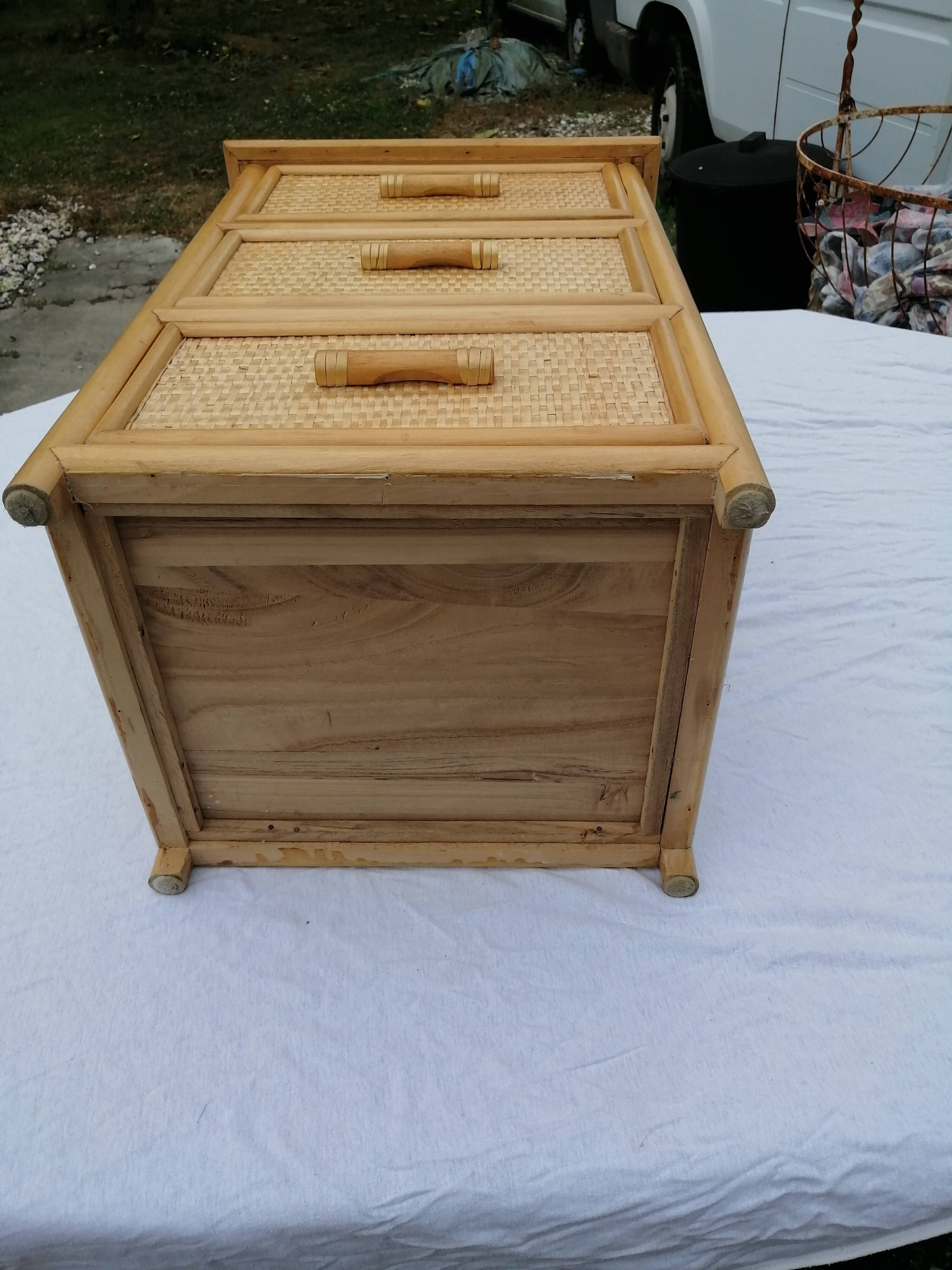 Commode en bois et osier