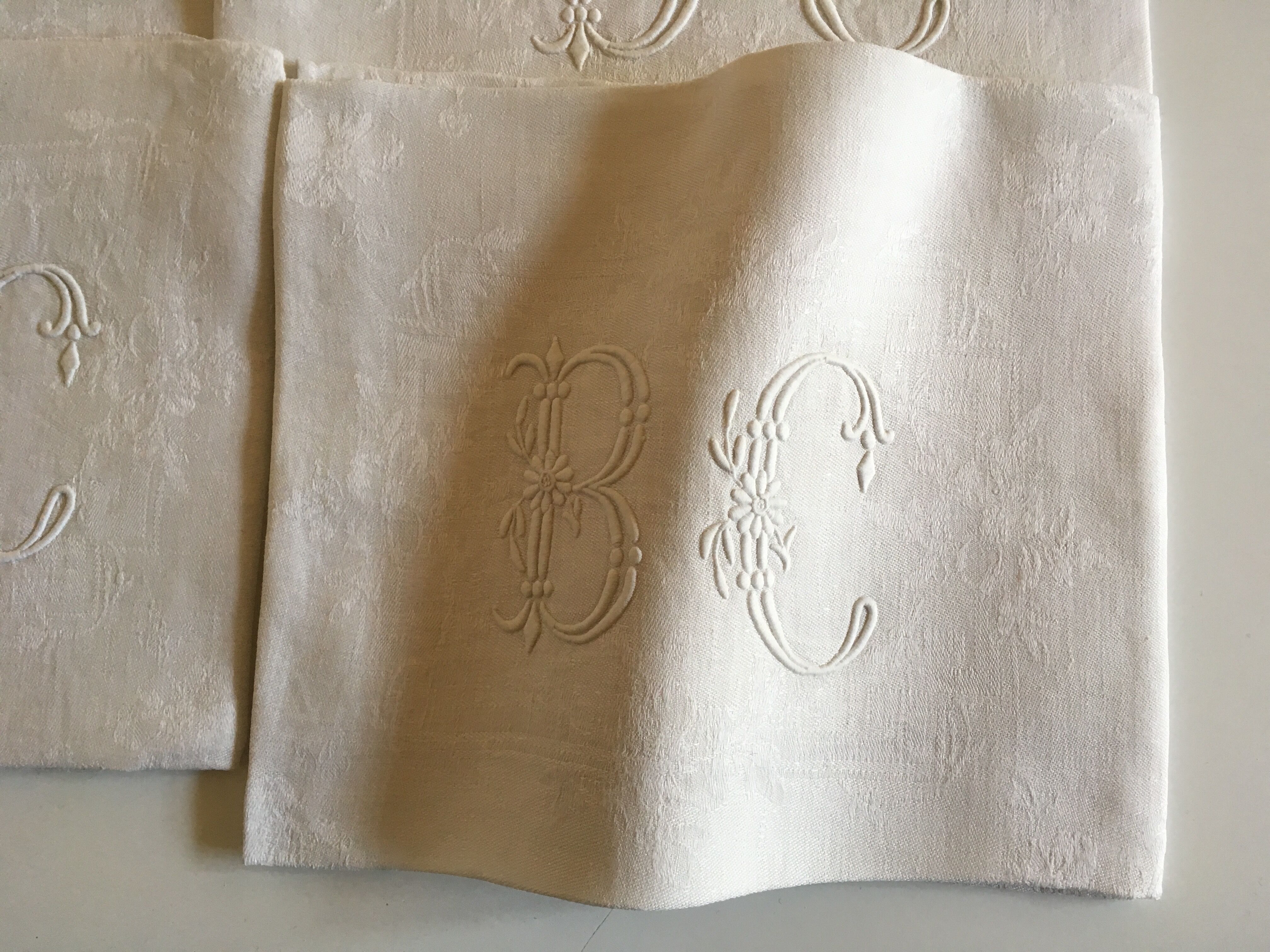 Set de 6 serviettes de lin damassé vers 1900 brodées BC