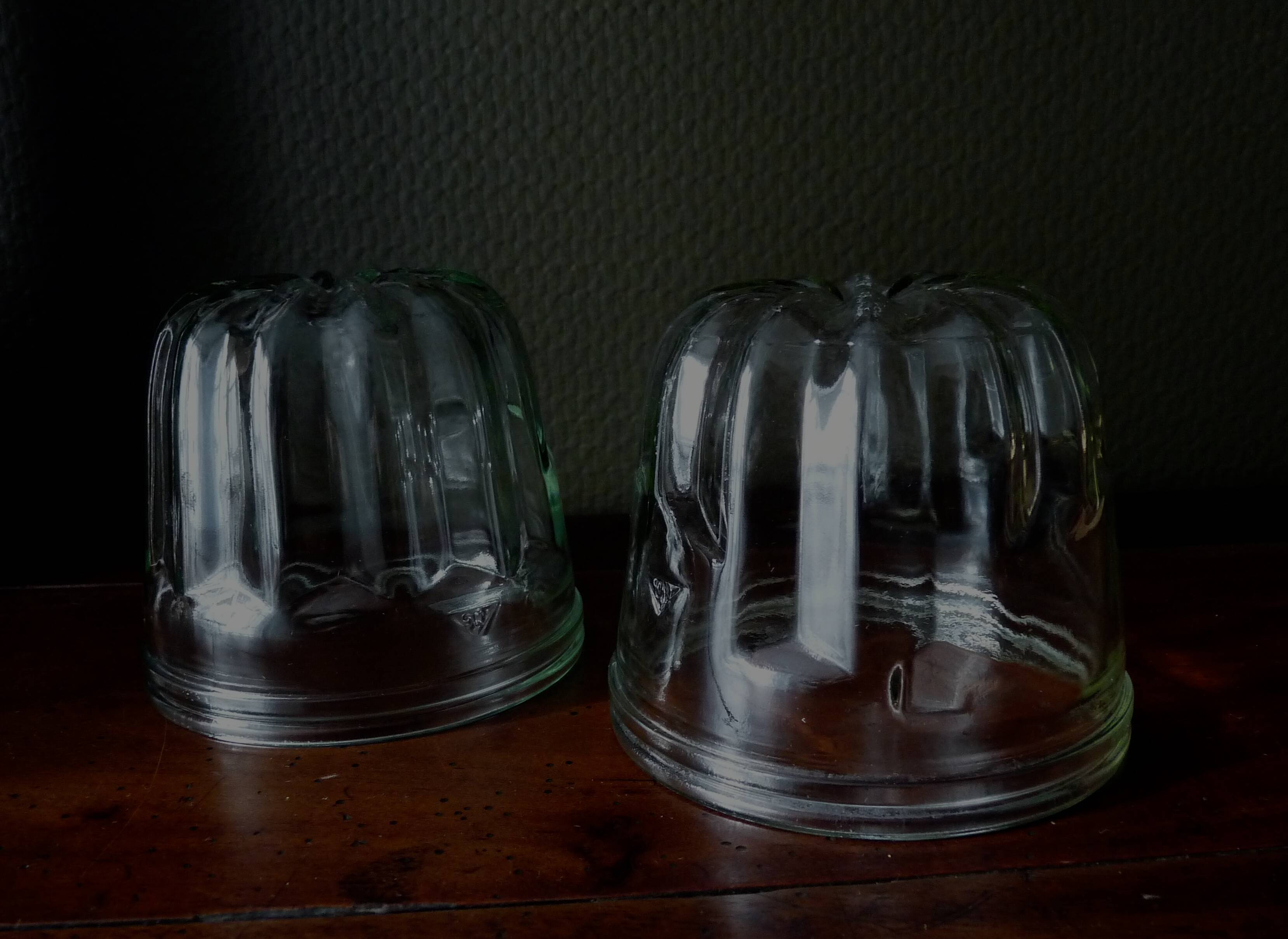 Paire d'anciens moules cannelés en verre. Moules à kouglof / Moules à confitures