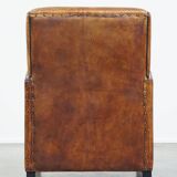 Fauteuil design en cuir de mouton vintage confortable avec un look robuste