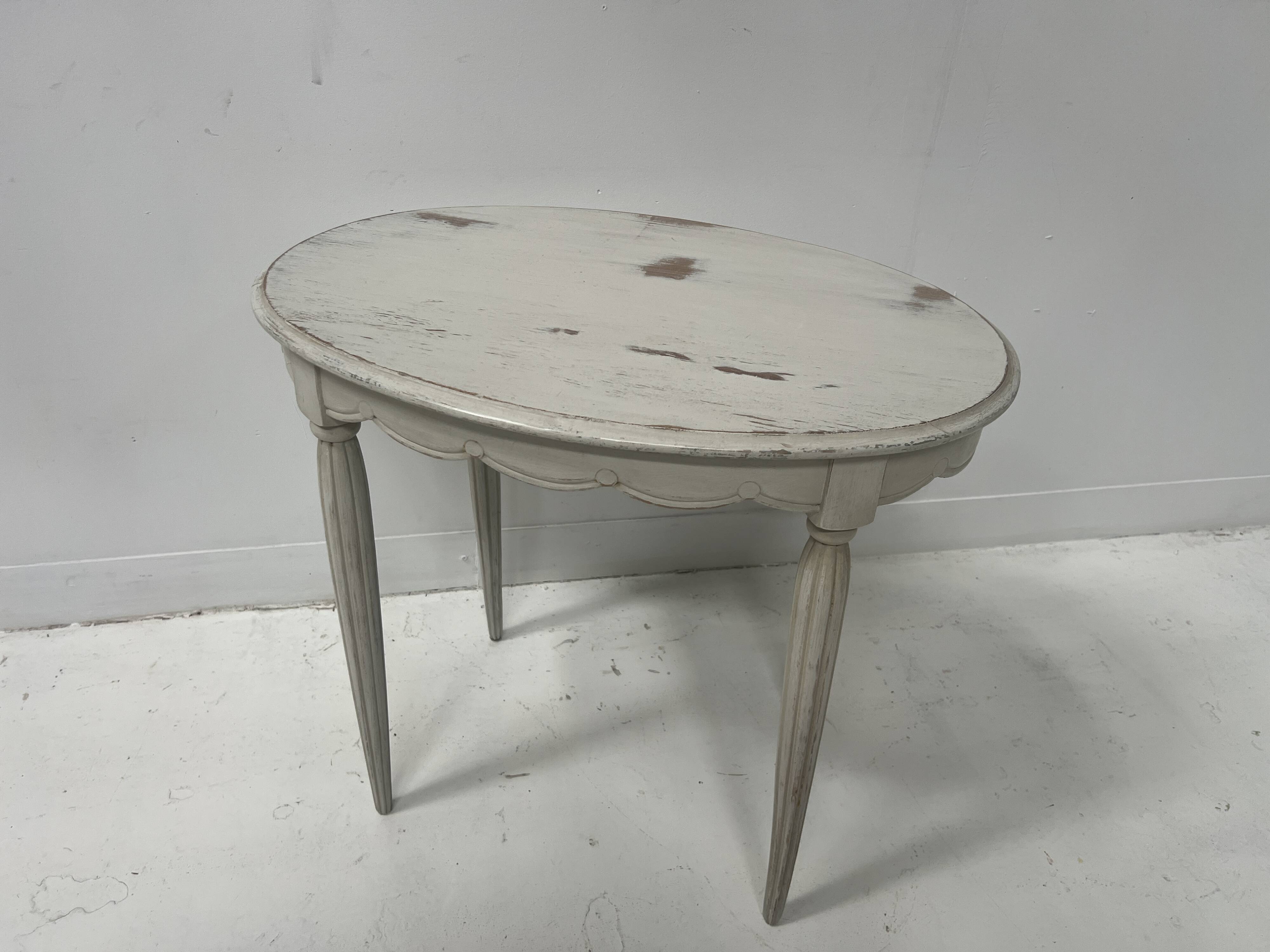 Art Deco style guéridon in patinated beech, 20th century.