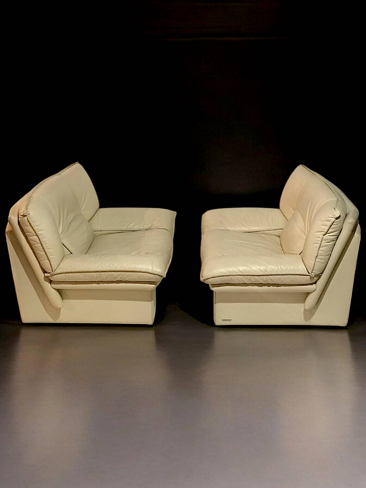 Giuseppe Nicoletti - Pair of “Ambassador” armchairs in cream leather - c 1980