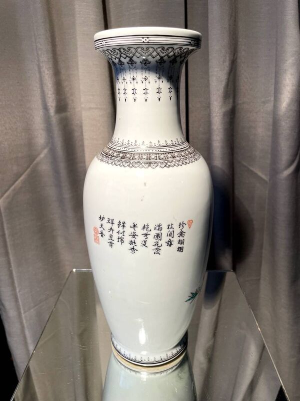 Paire de vases balustre a decor oiseaux en porcelaine chinoise