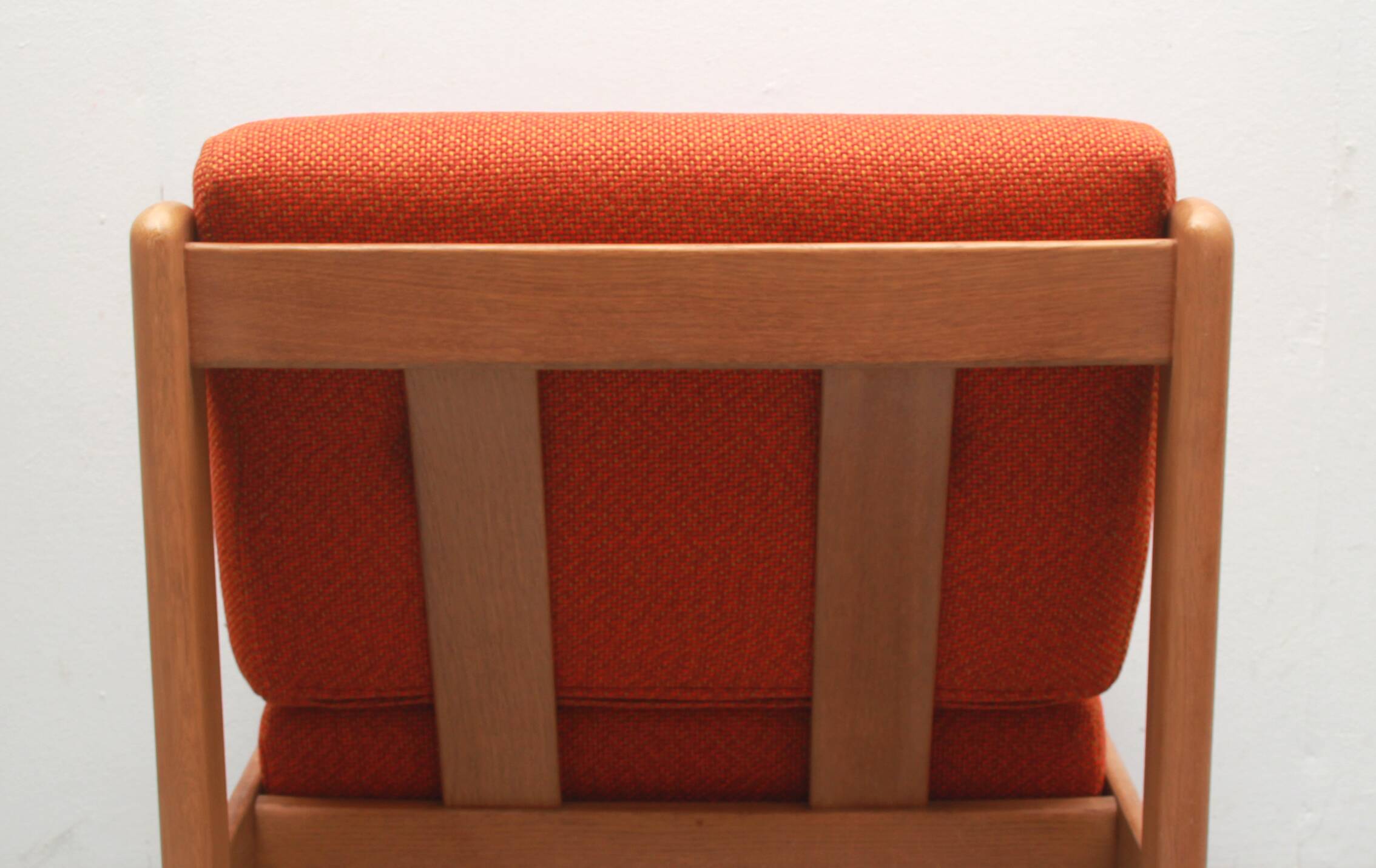 Chaise années 1970 en chêne et coussins orange