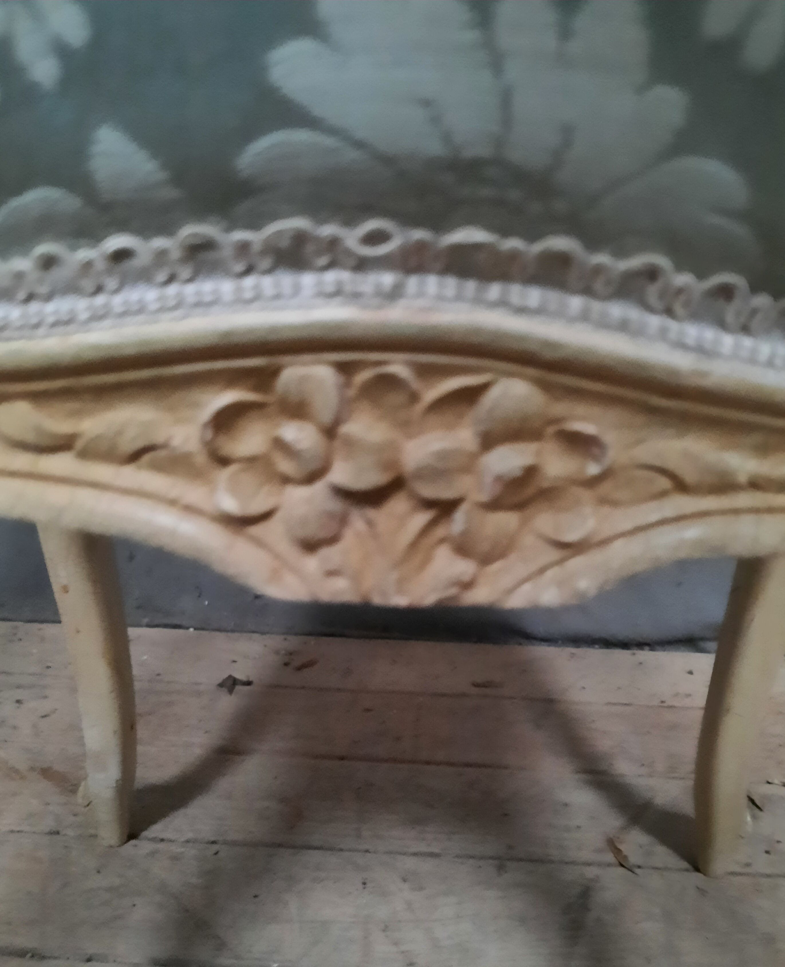 Pouf laqué blanc style Louis XV