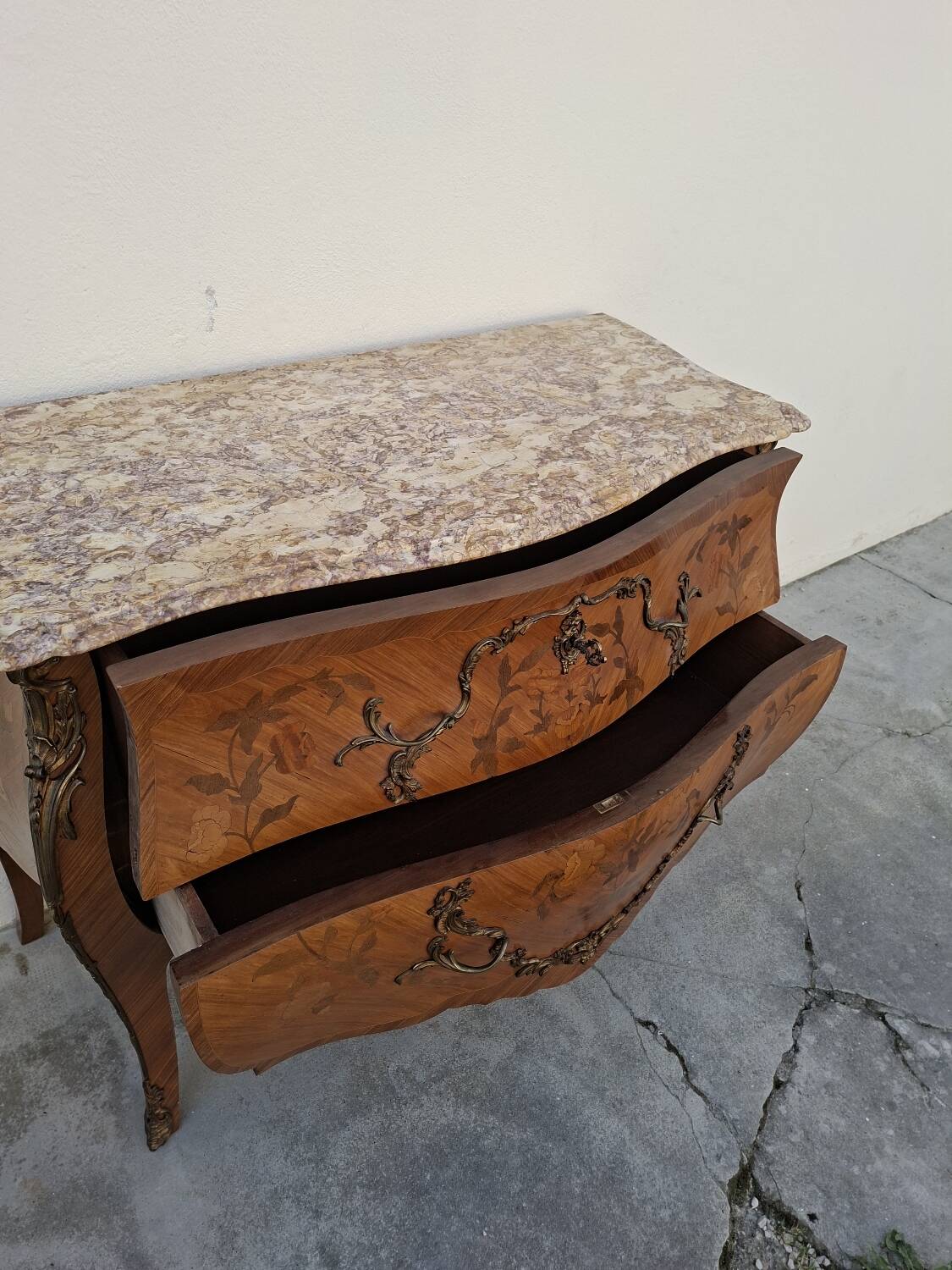 Commode style Louis XV en marqueterie et bois de rose