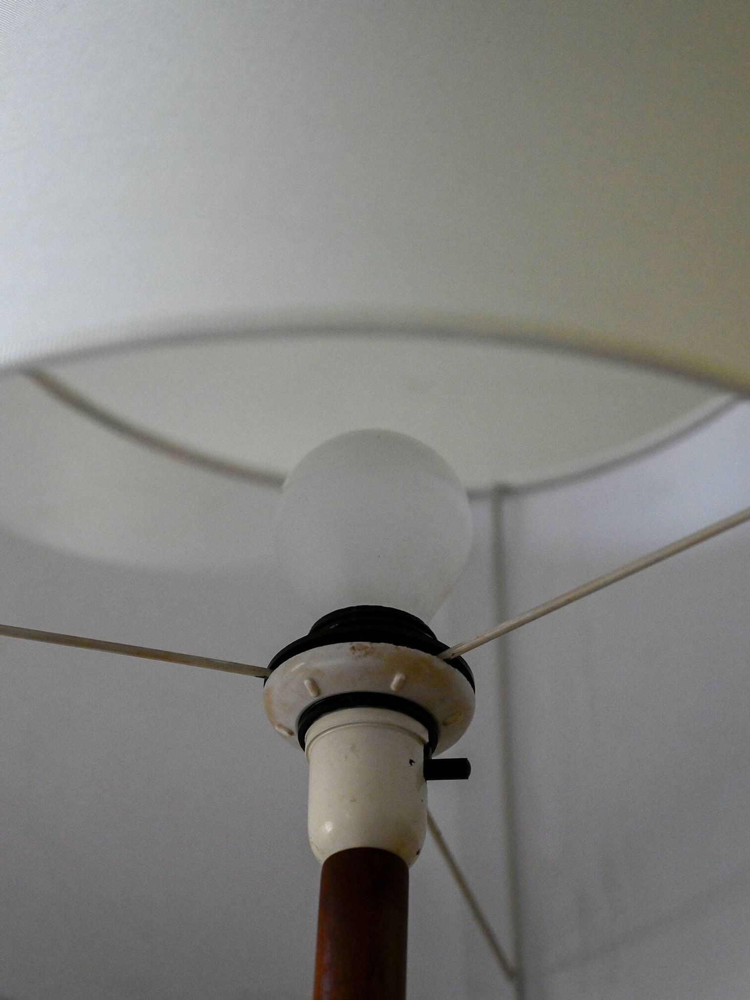 Lampe de table danoise en teck tourné des années 1950/60