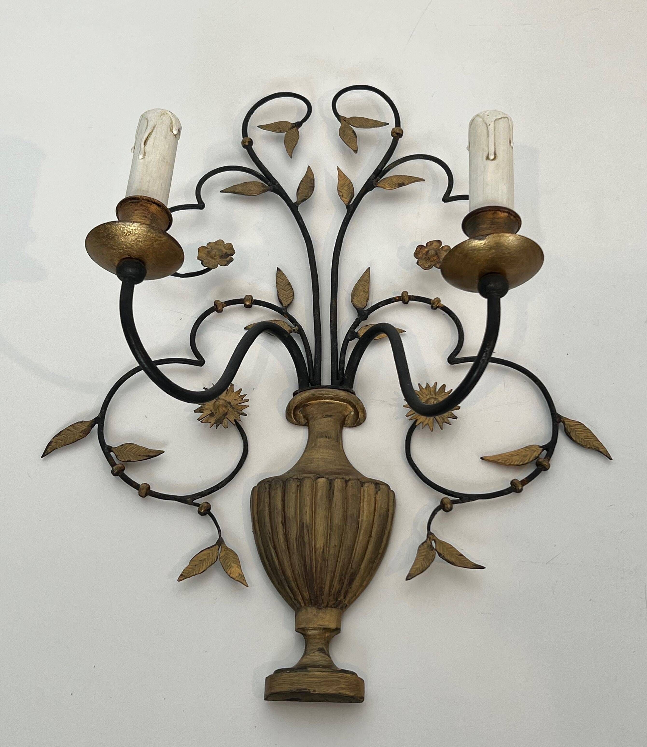Paire d'appliques en fer forgé et doré représentant un bouquet de fleurs
