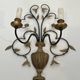 Paire d'appliques en fer forgé et doré représentant un bouquet de fleurs