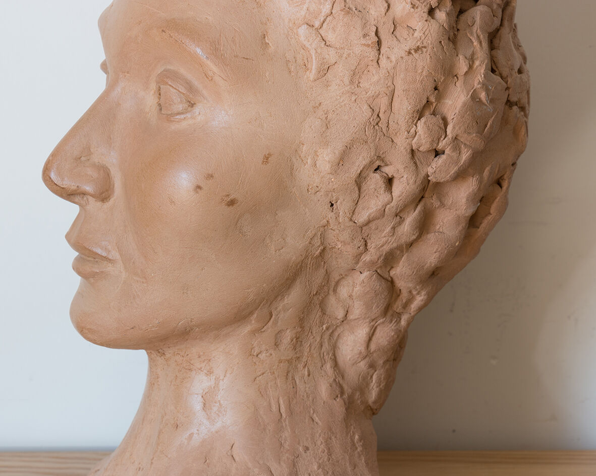 Buste de femme en terre cuite