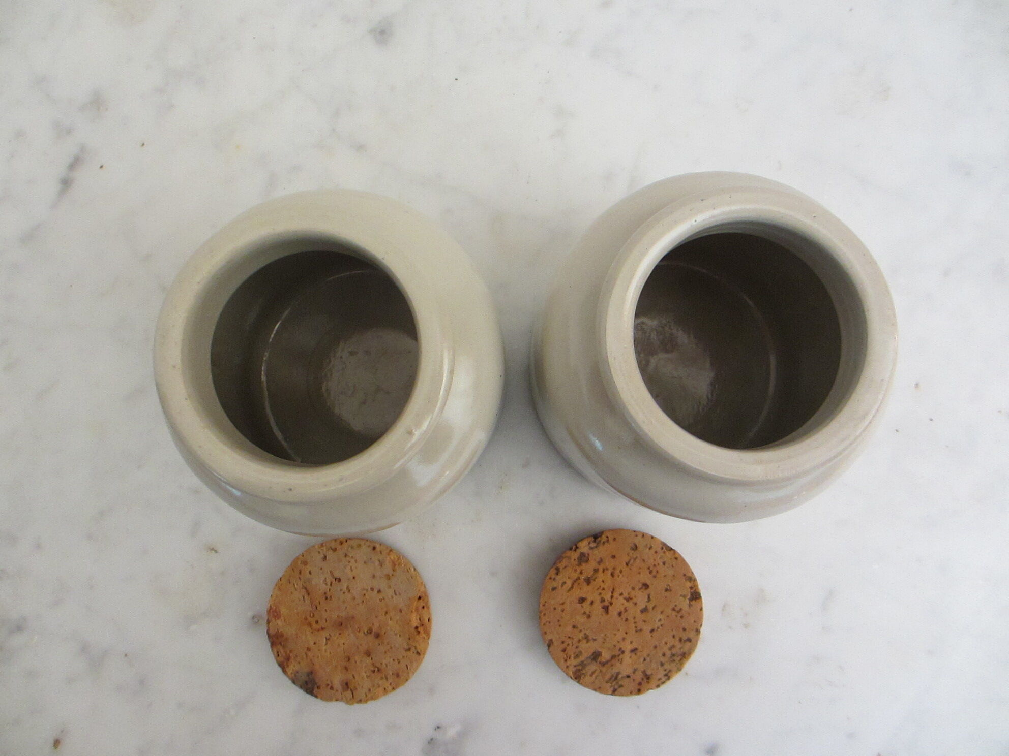 2 Stoneware pots with crusted cork stopper