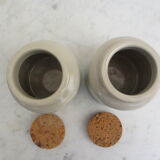 2 Pots en grès avec bouchon en liège  crouté