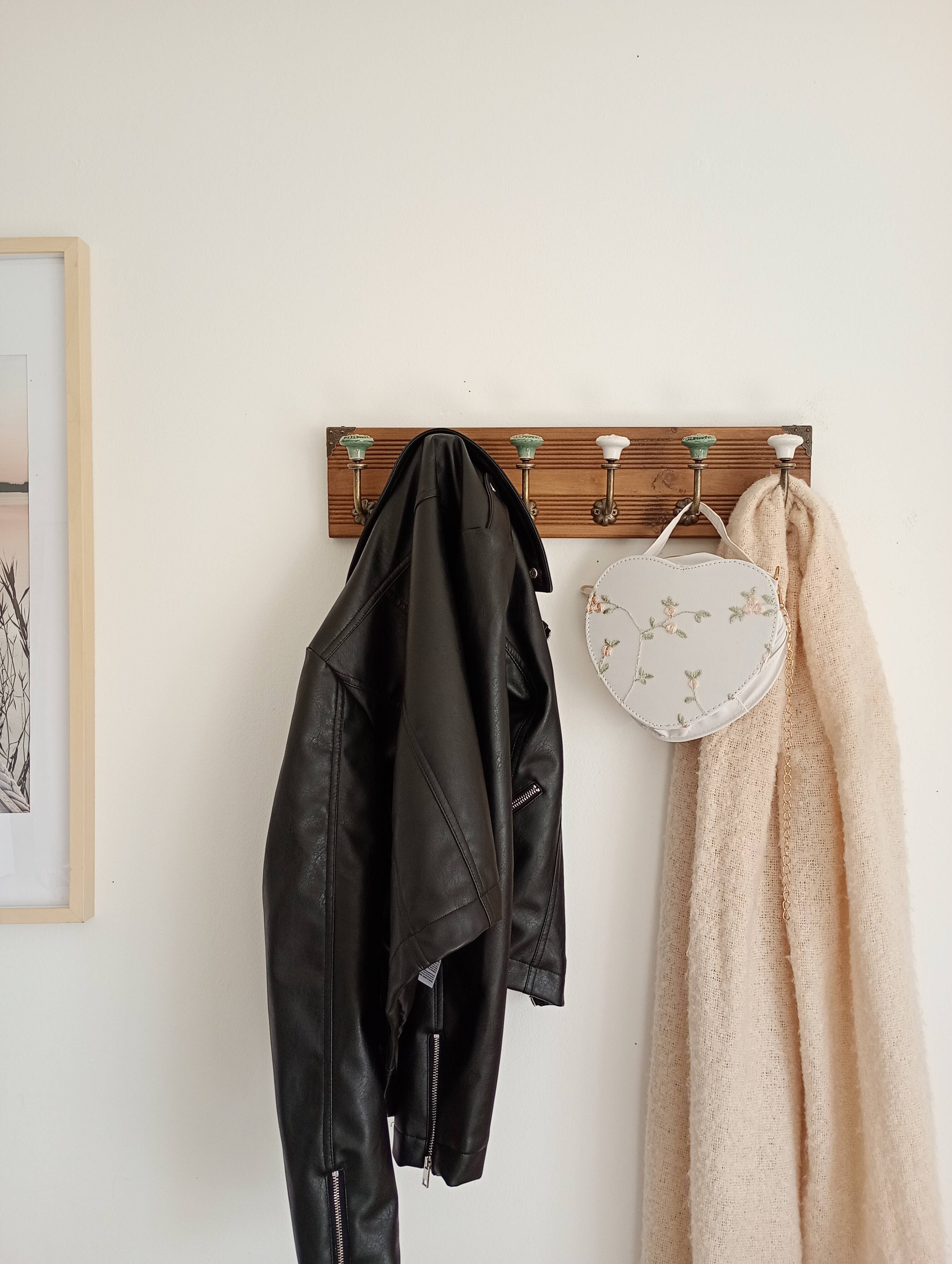 Vintage wall coat rack with 6 ceramic hooks – grooved wood 60 cm