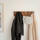 Vintage wall coat rack with 6 ceramic hooks – grooved wood 60 cm