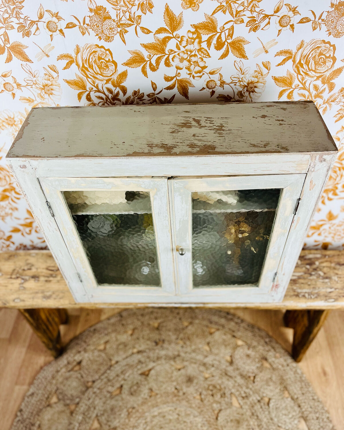 Vitrine vintage en bois et verre martelé