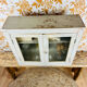 Vitrine vintage en bois et verre martelé