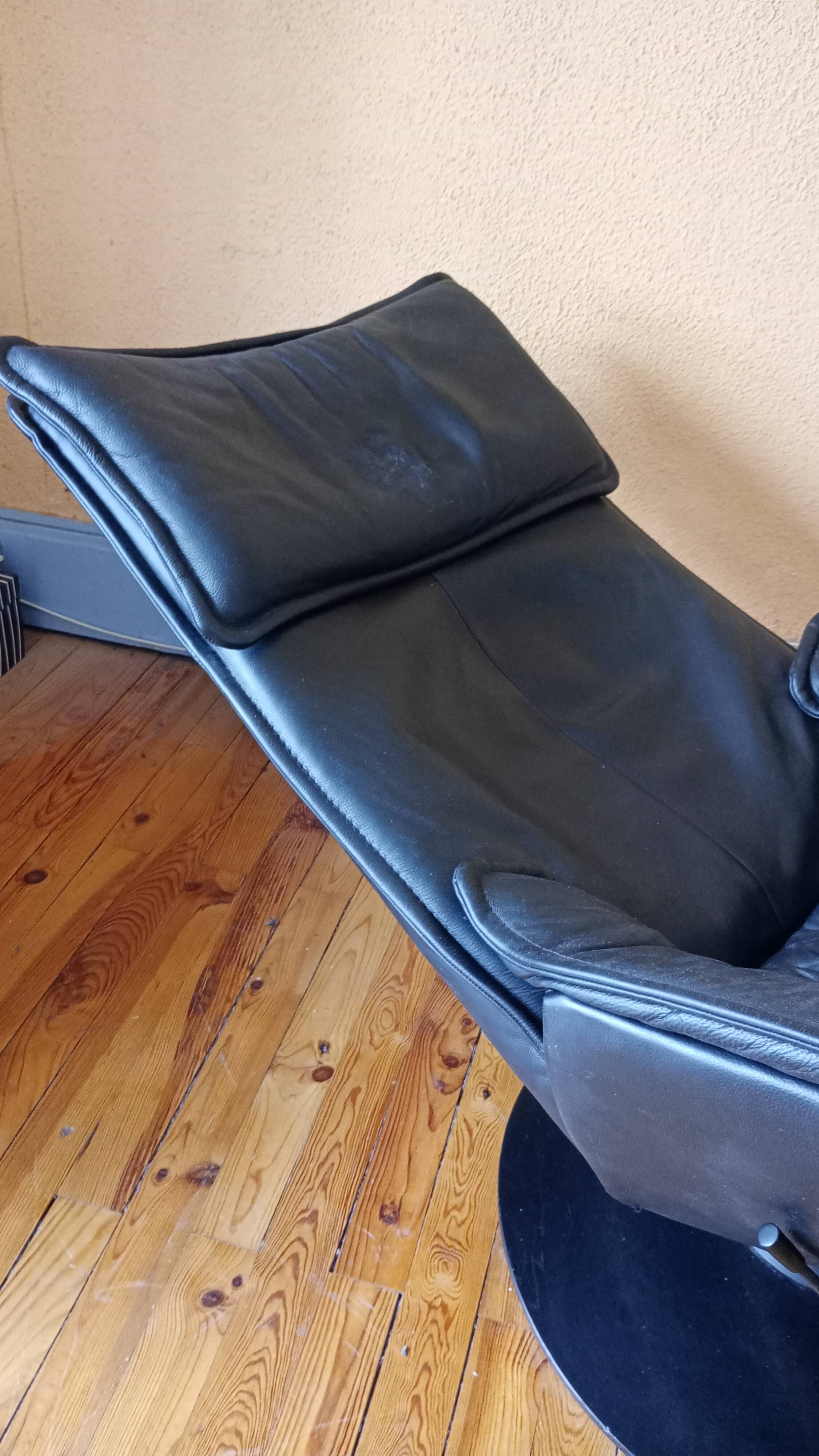Armchair by designer Hjellegjerde. Contura Zero Gravity model for Modi.