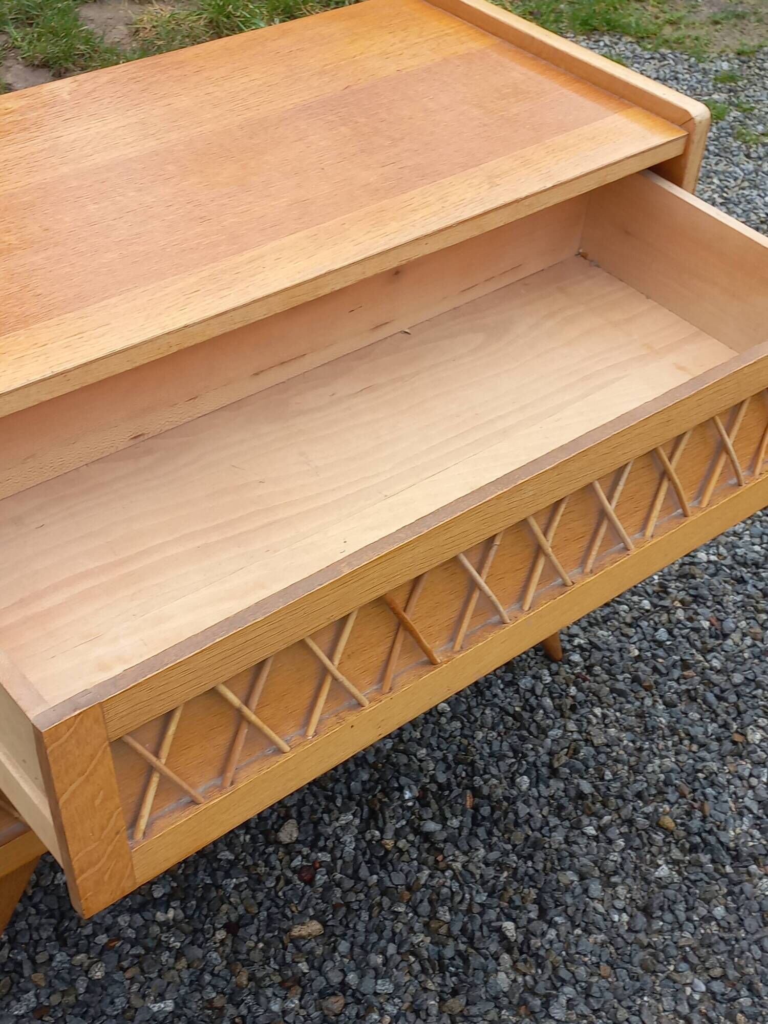 Vintage chest of drawers in light oak and rattan with tapered legs, 3 drawers from the 1950s.