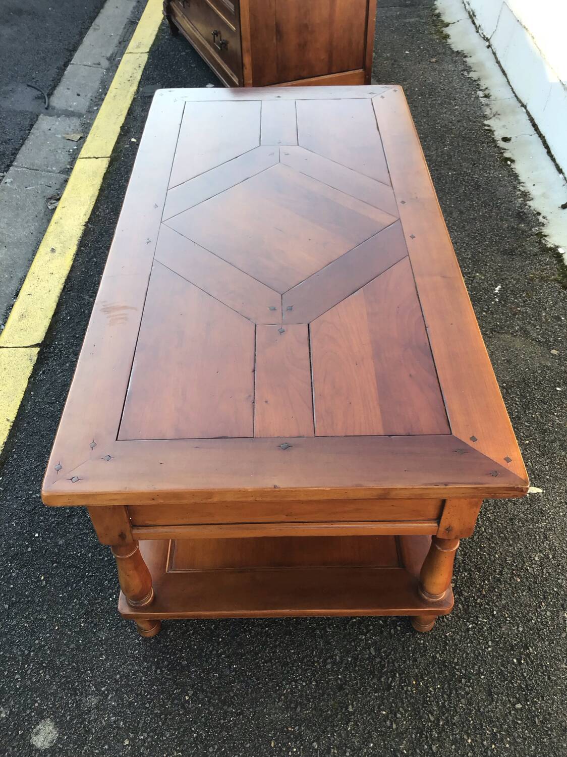 Coffee table with 2 drawers