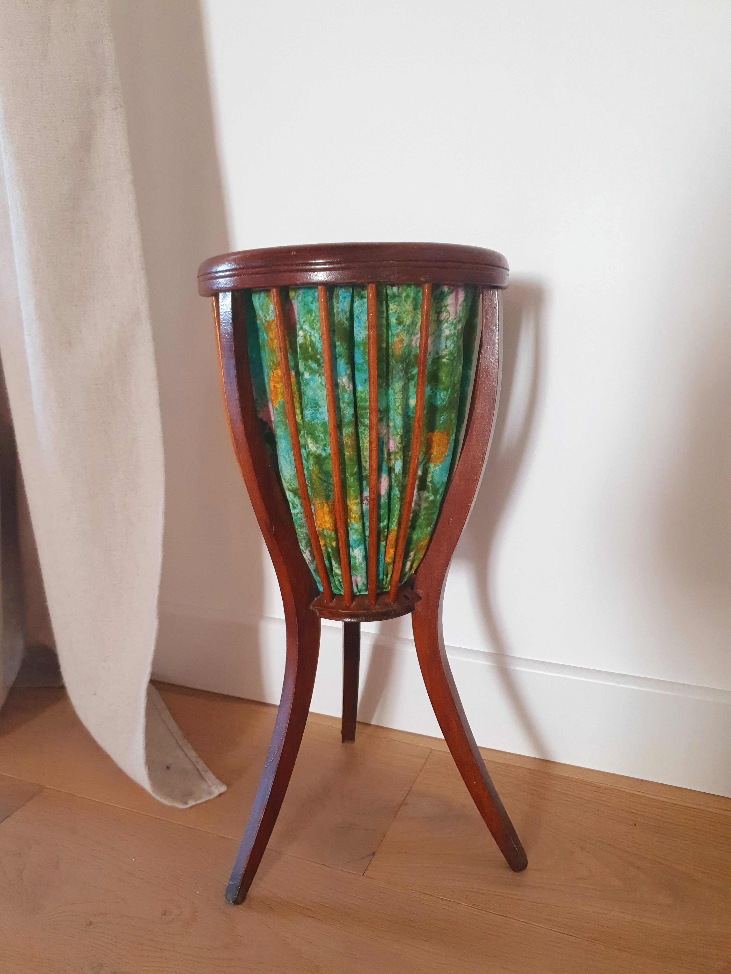 Tripod worker made of wood and original fabric