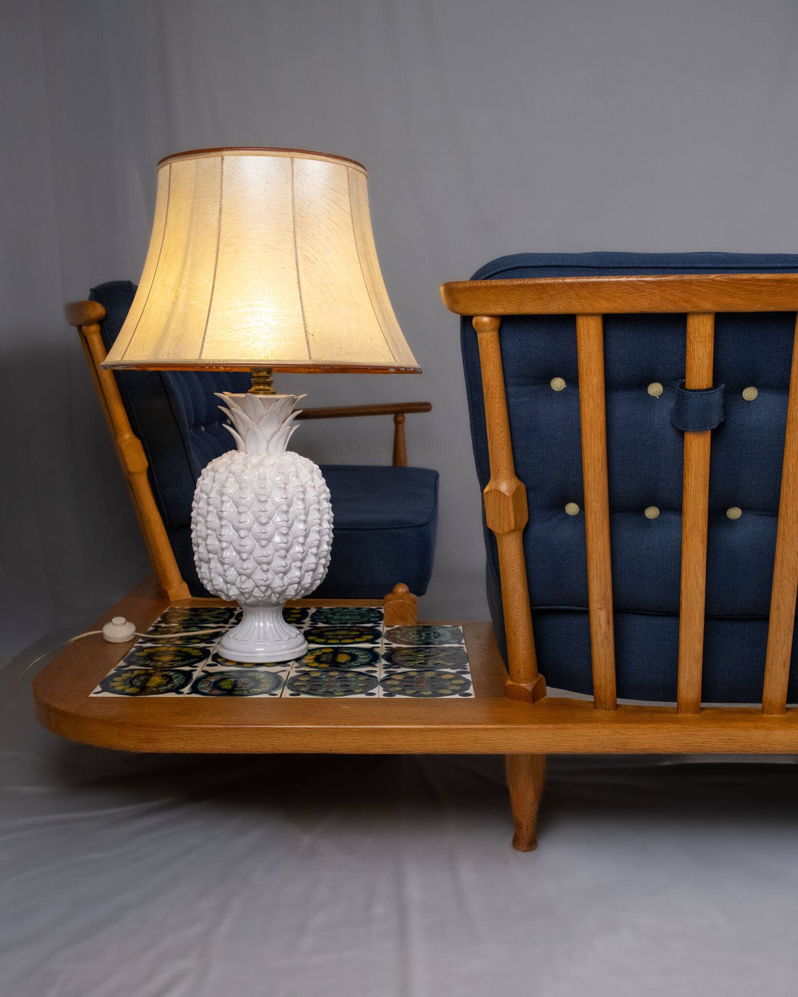 Grande banquette éventail d'angle en chêne, Guillerme et Chambron, 1970s