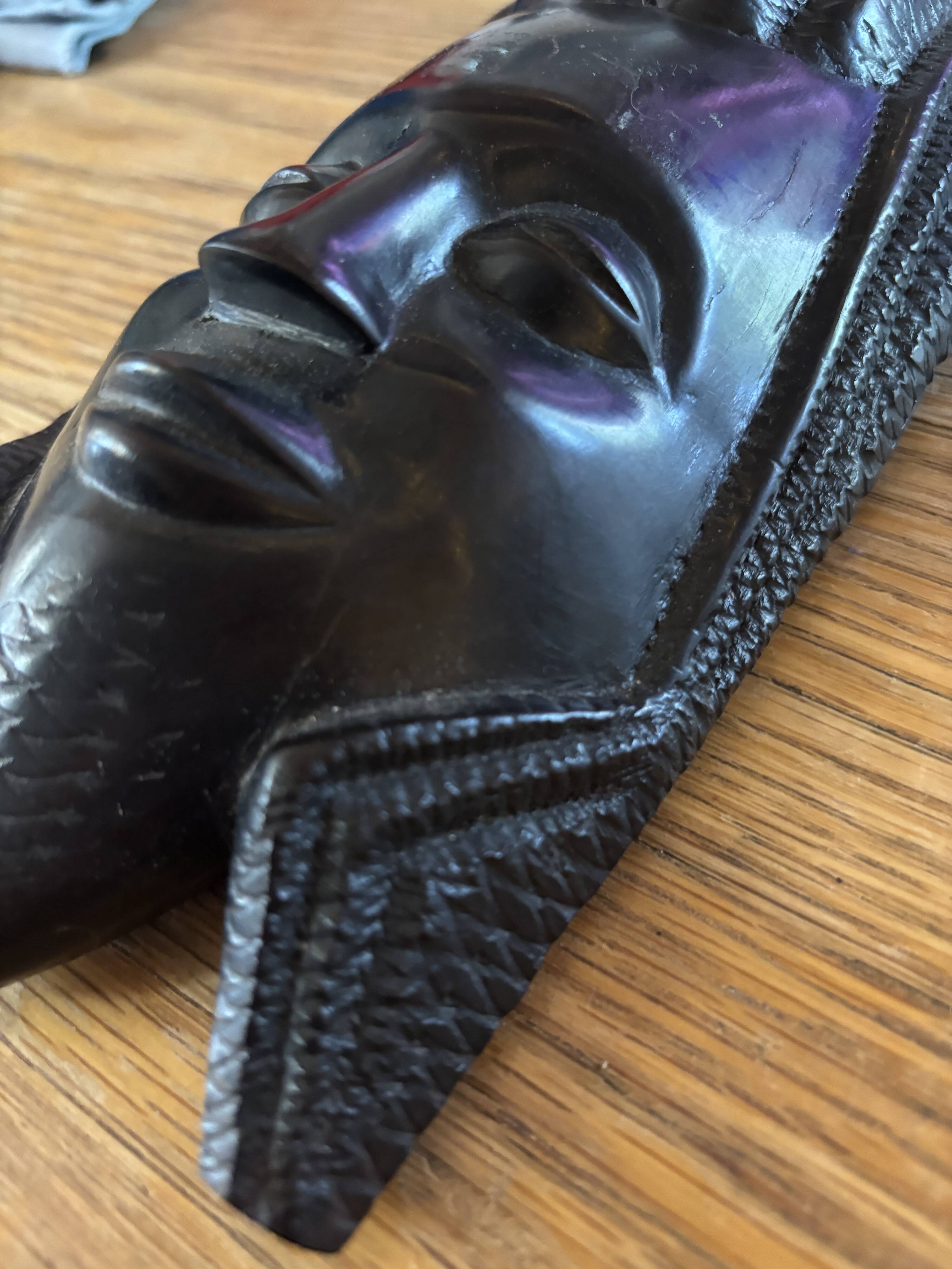 Masque Africain visage souriant en bois d'ébène.