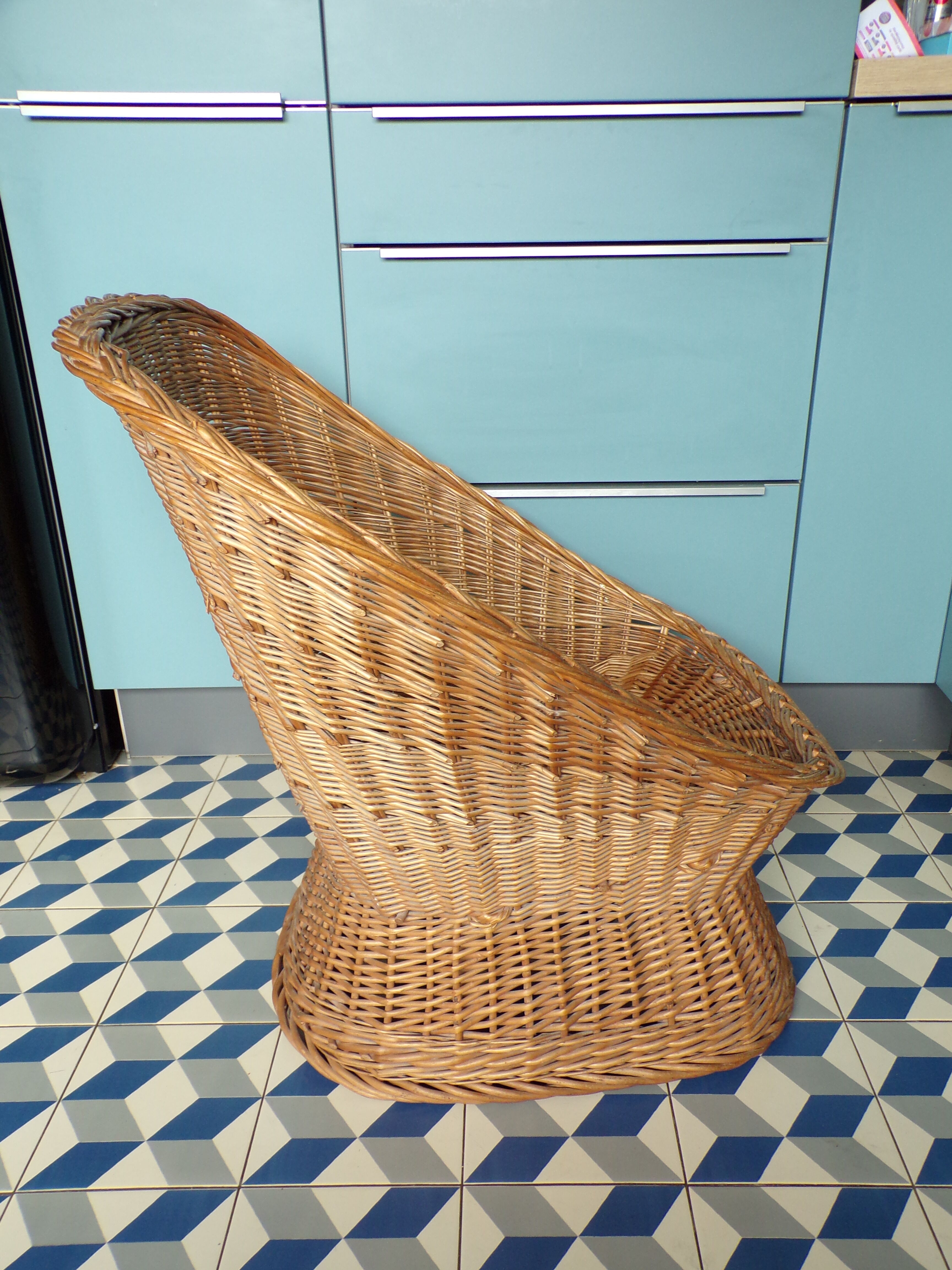 Vintage rattan basket warmer