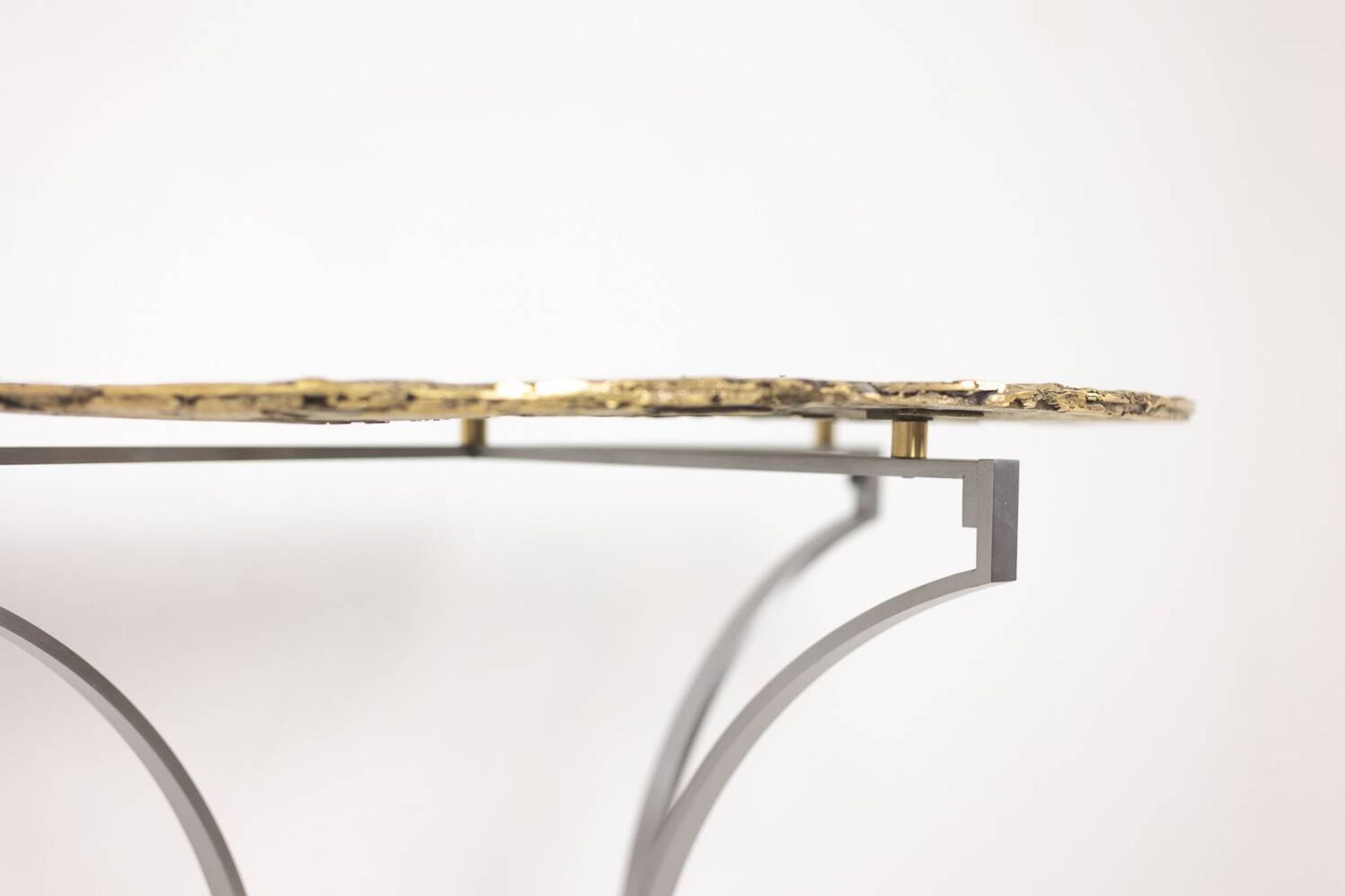 Paire de consoles contemporaines en métal et fonte de bronze