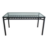 Glass and black metal table – sleek and contemporary design