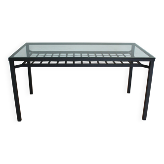 Glass and black metal table – sleek and contemporary design