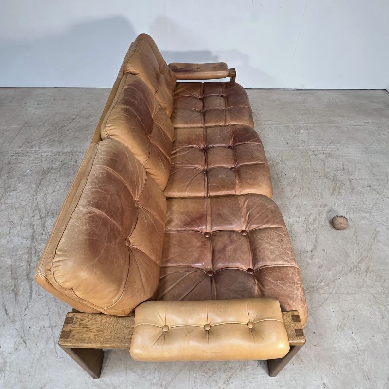 Joli salon composé d'une paire de fauteuils, d'un canapé en cuir havane et son ottoman