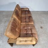 Joli salon composé d'une paire de fauteuils, d'un canapé en cuir havane et son ottoman