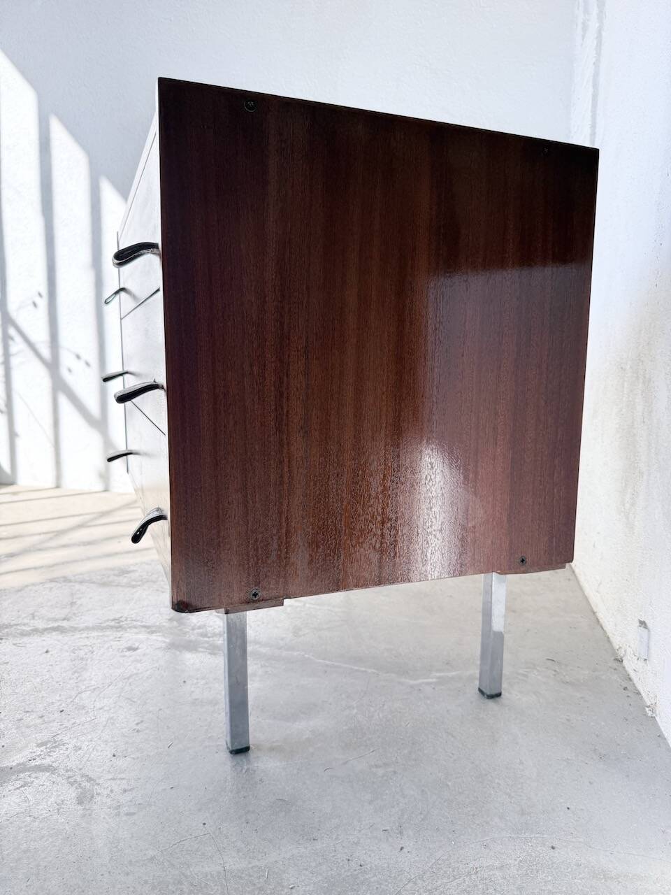 Commode teck poignées cuir 1960