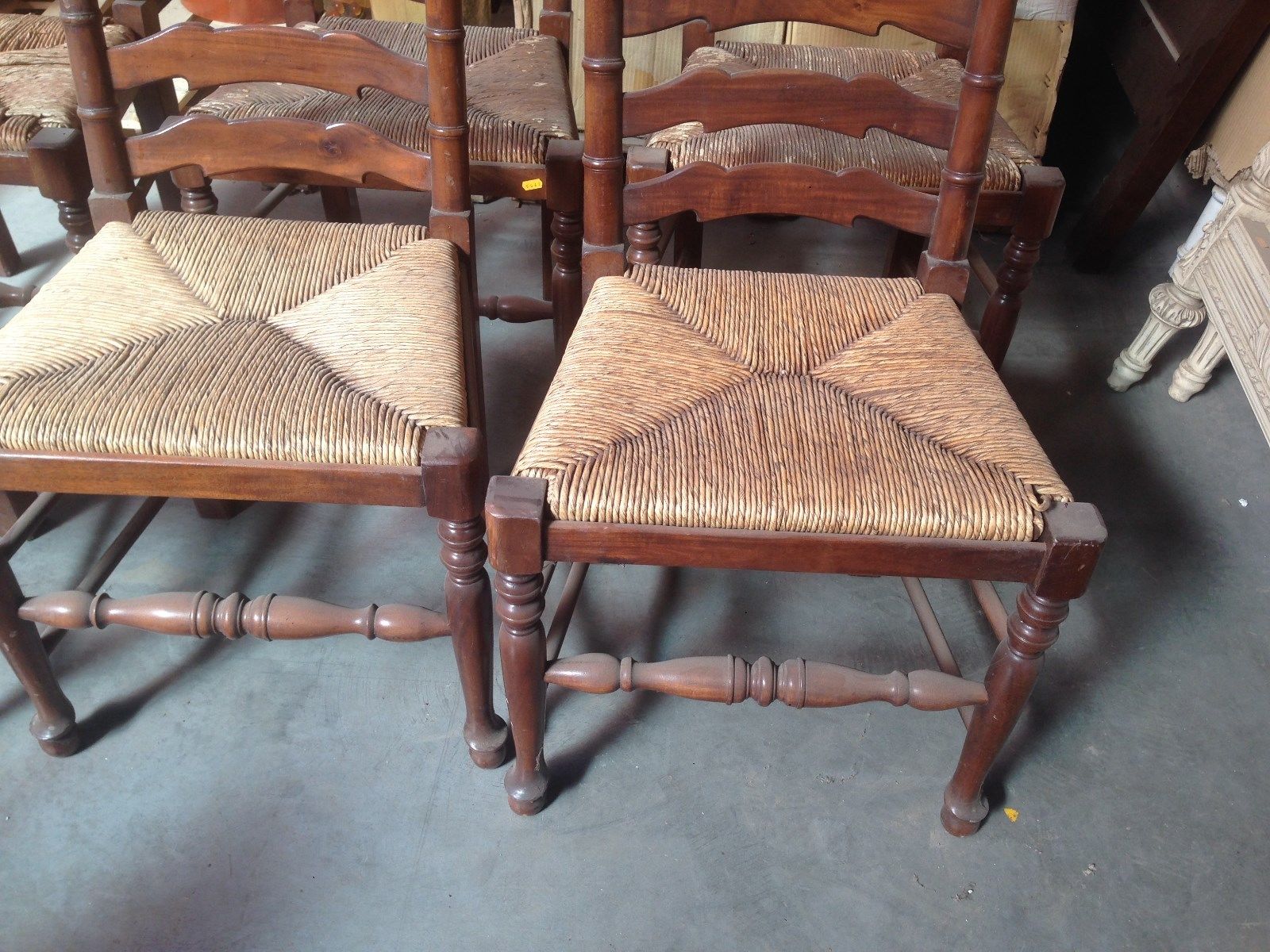 Ensemble de six chaises dossier à barreau