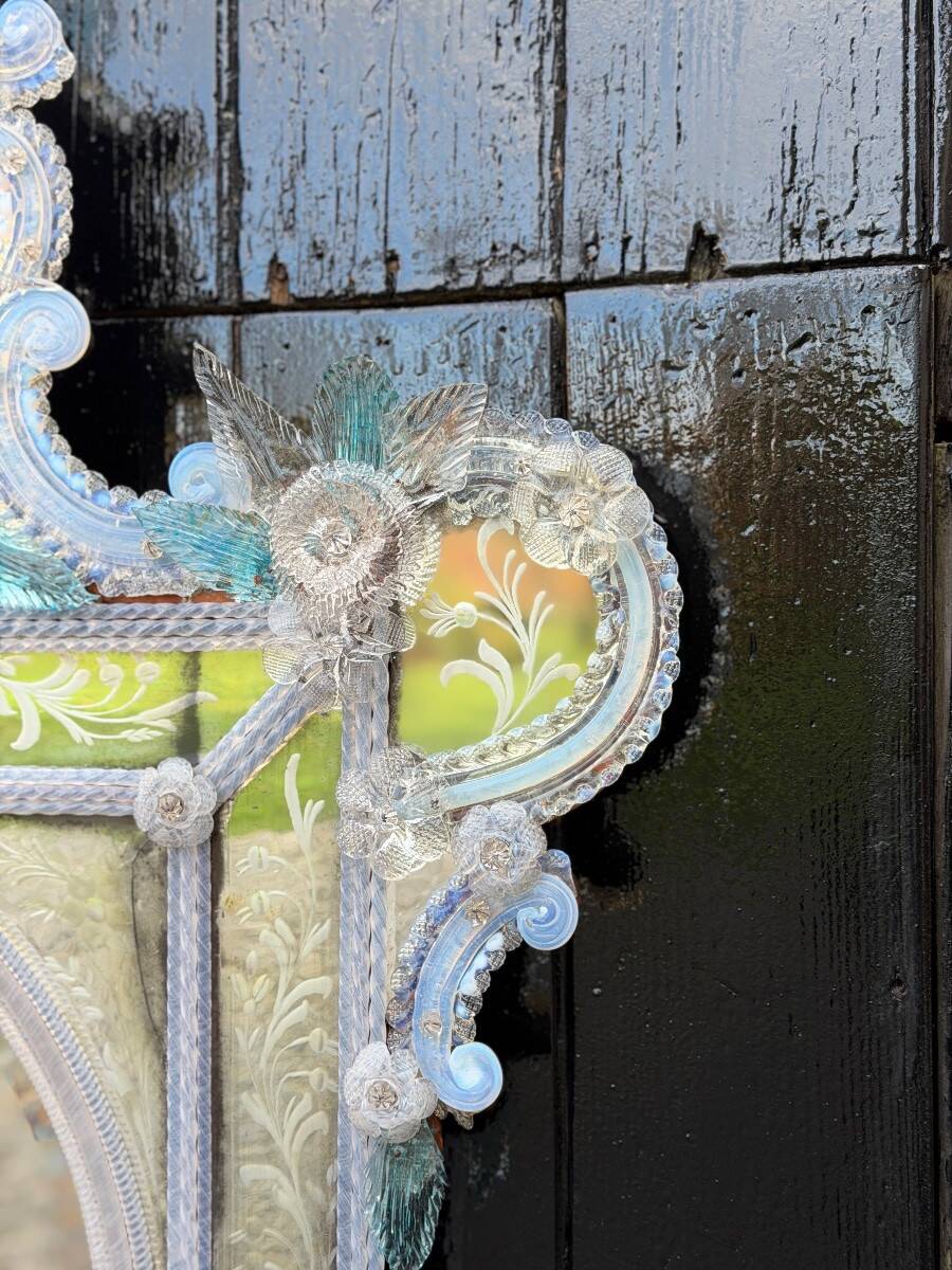 Miroir vénitien en verre de Murano, en camaïeu de bleu, vers 1880