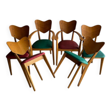 Ensemble de 6 chaises en forme de cœur de René-Jean Caillette, en bois courbé avec revêtement vert et bordeaux.