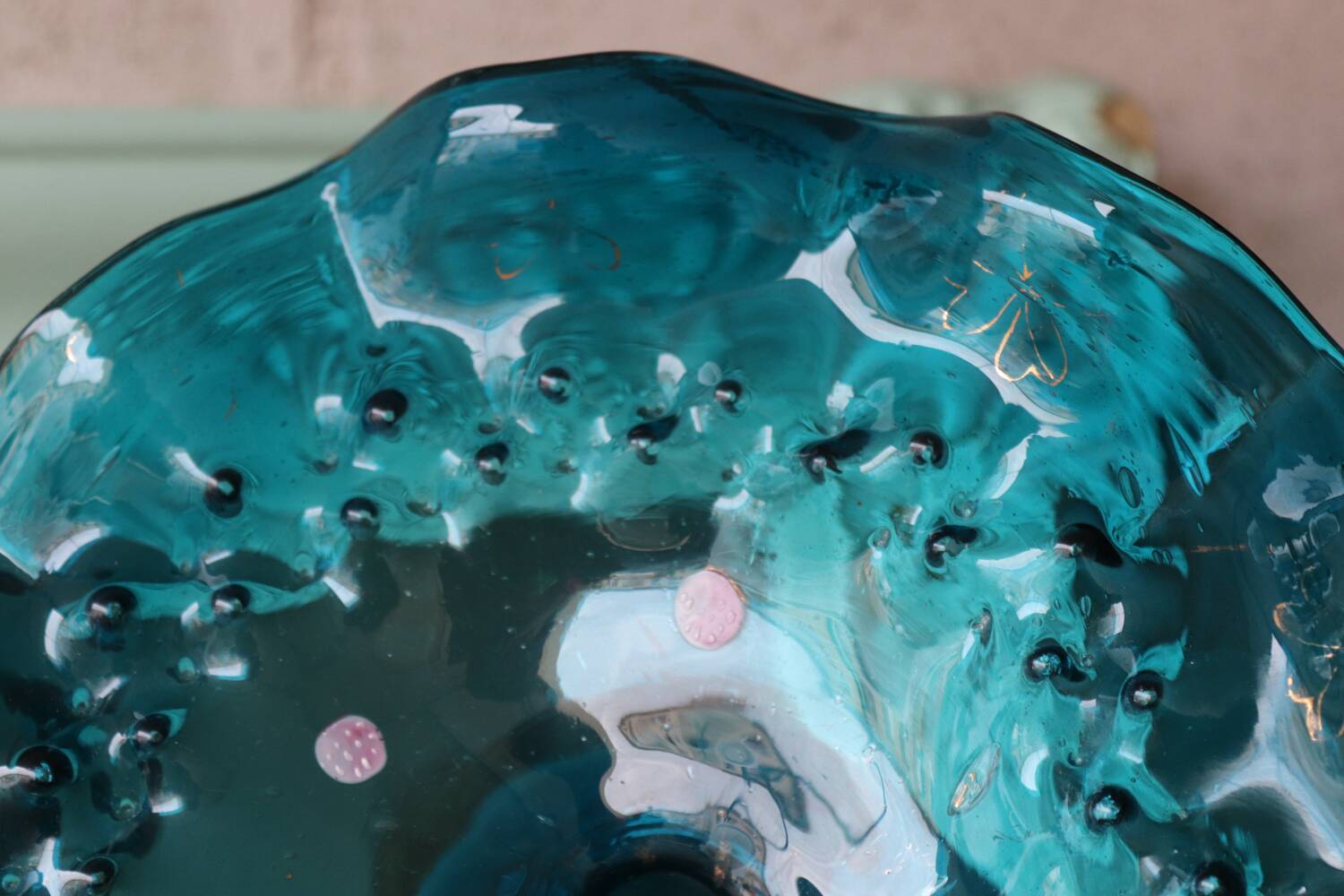 Coupe sur pied ancienne en verre soufflé
