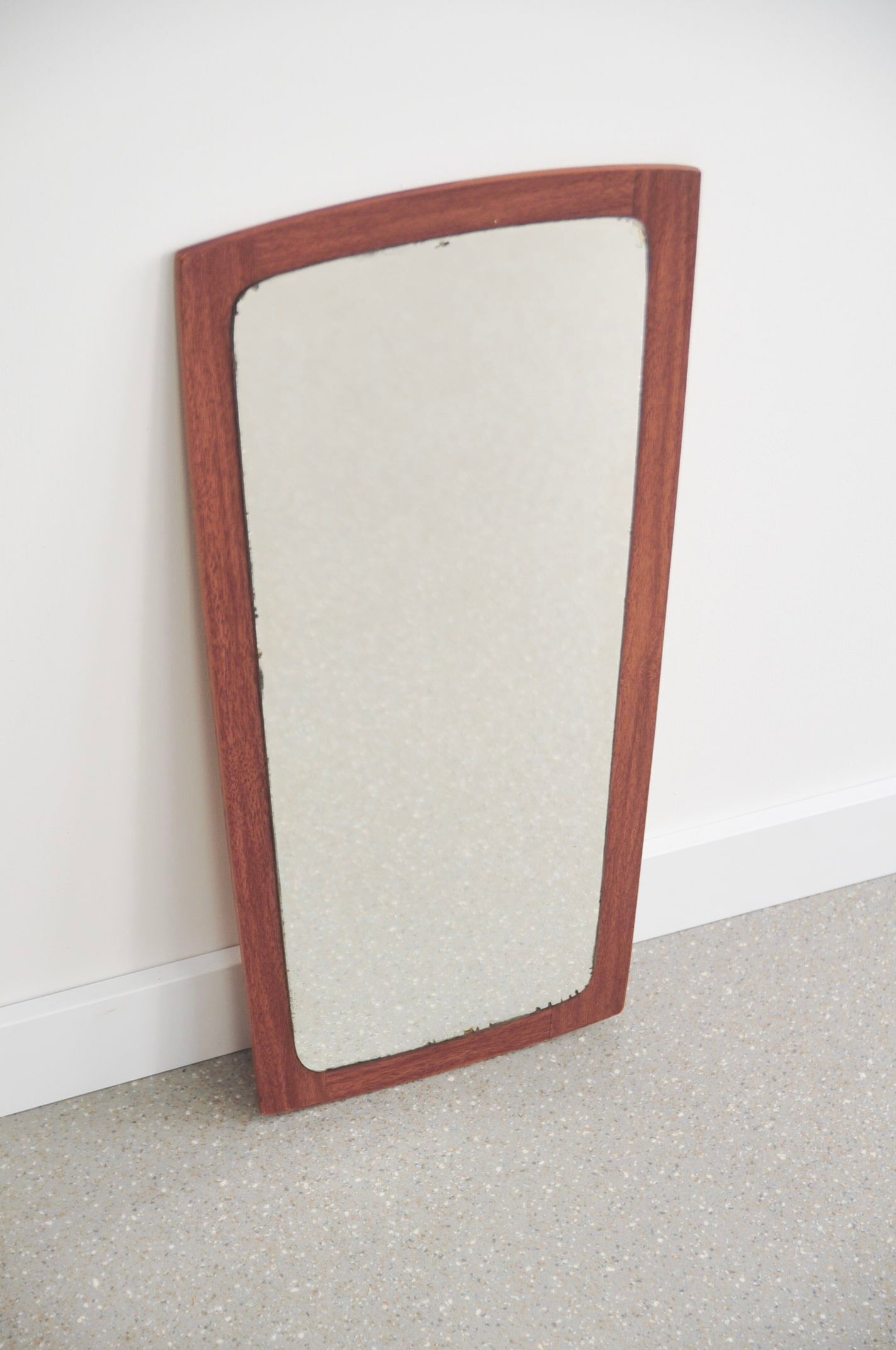 Miroir en bois conique