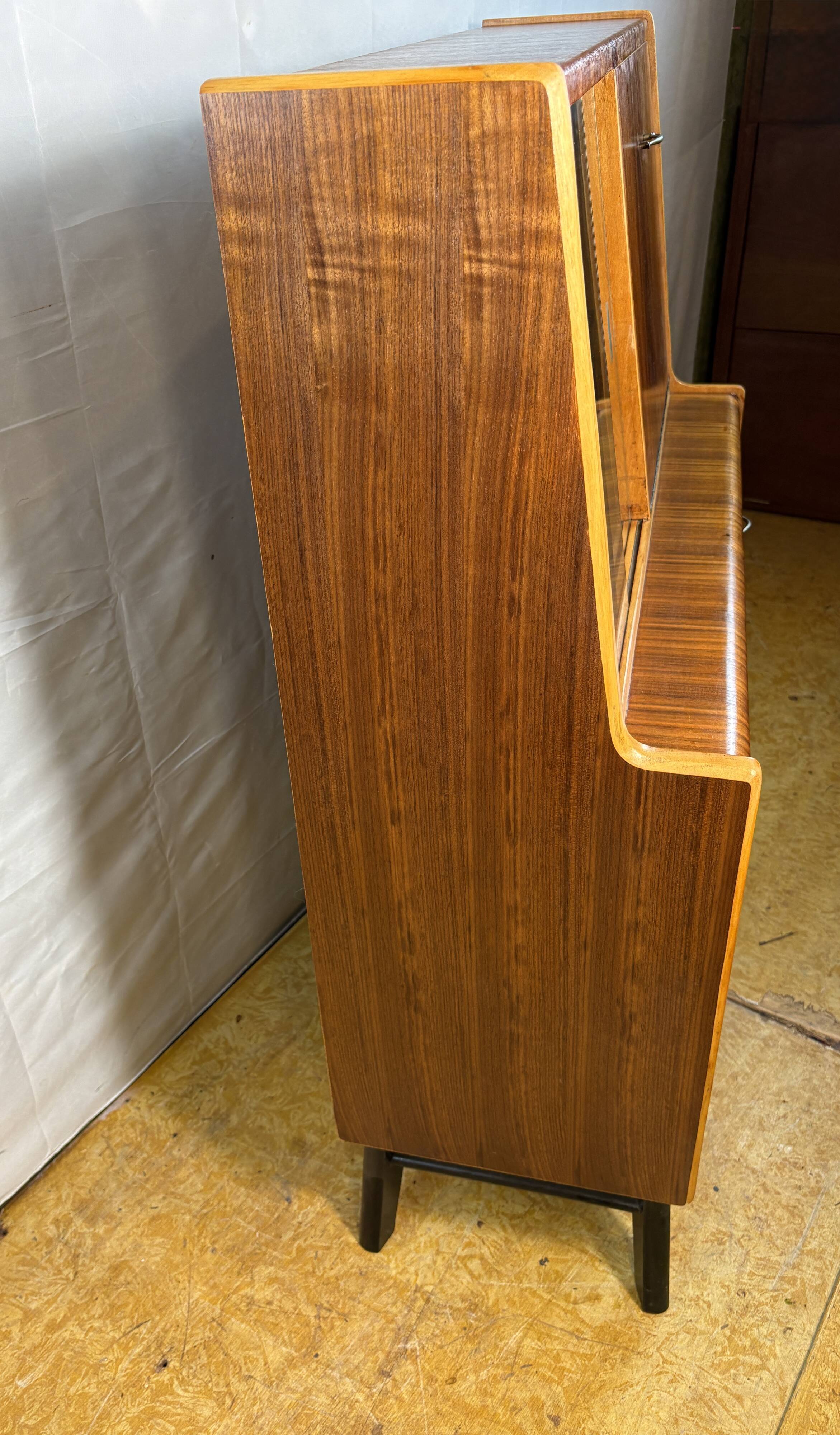 Bureau bibliothèque en teck rétro des années 60 (environ 1960) Un meuble fantastique et polyvalent