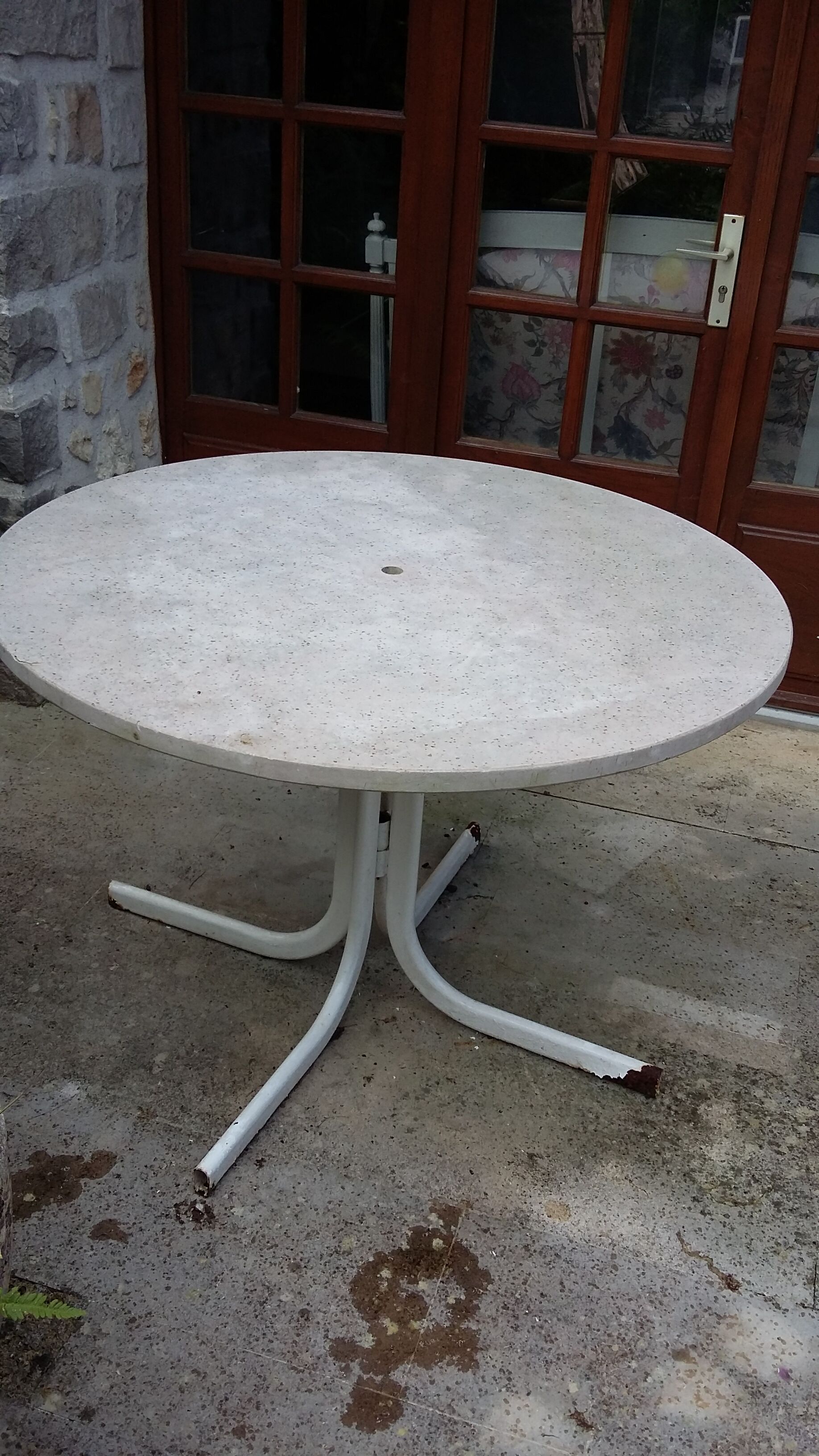 Round marble garden table