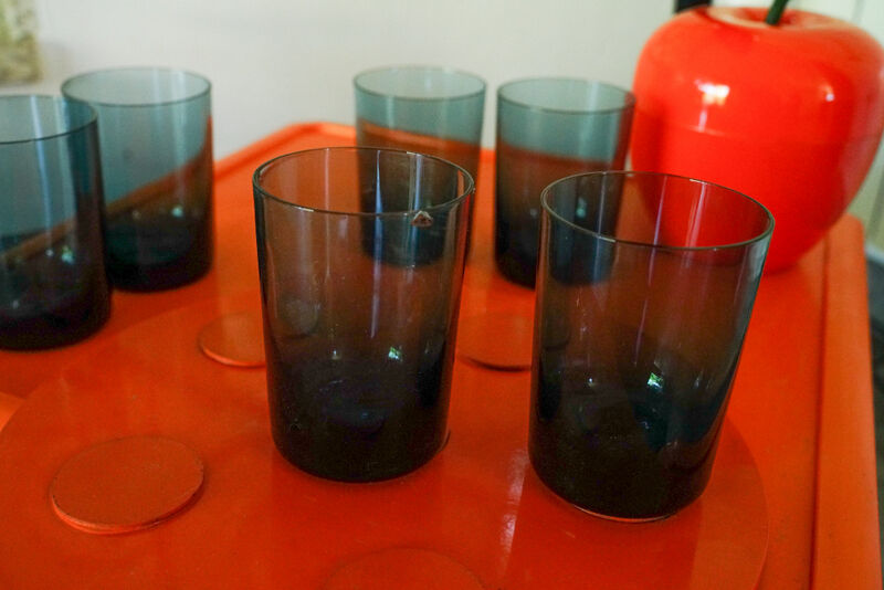 Lemonade glasses with magnetized tray, 70s' vintage