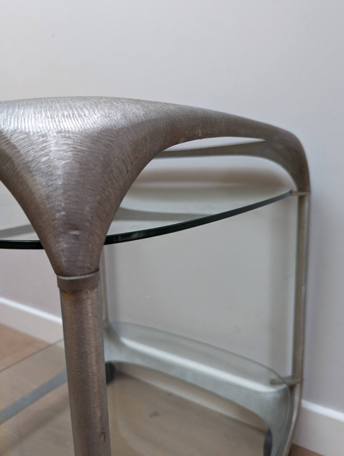 Table d'appoint du milieu du siècle par Lorenzo Burchiellaro en aluminium avec des étagères en verre.