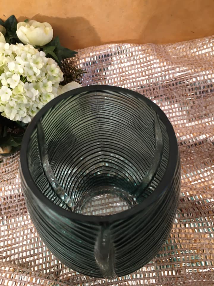 Vase de couleur verte en verre, forme de feuilles