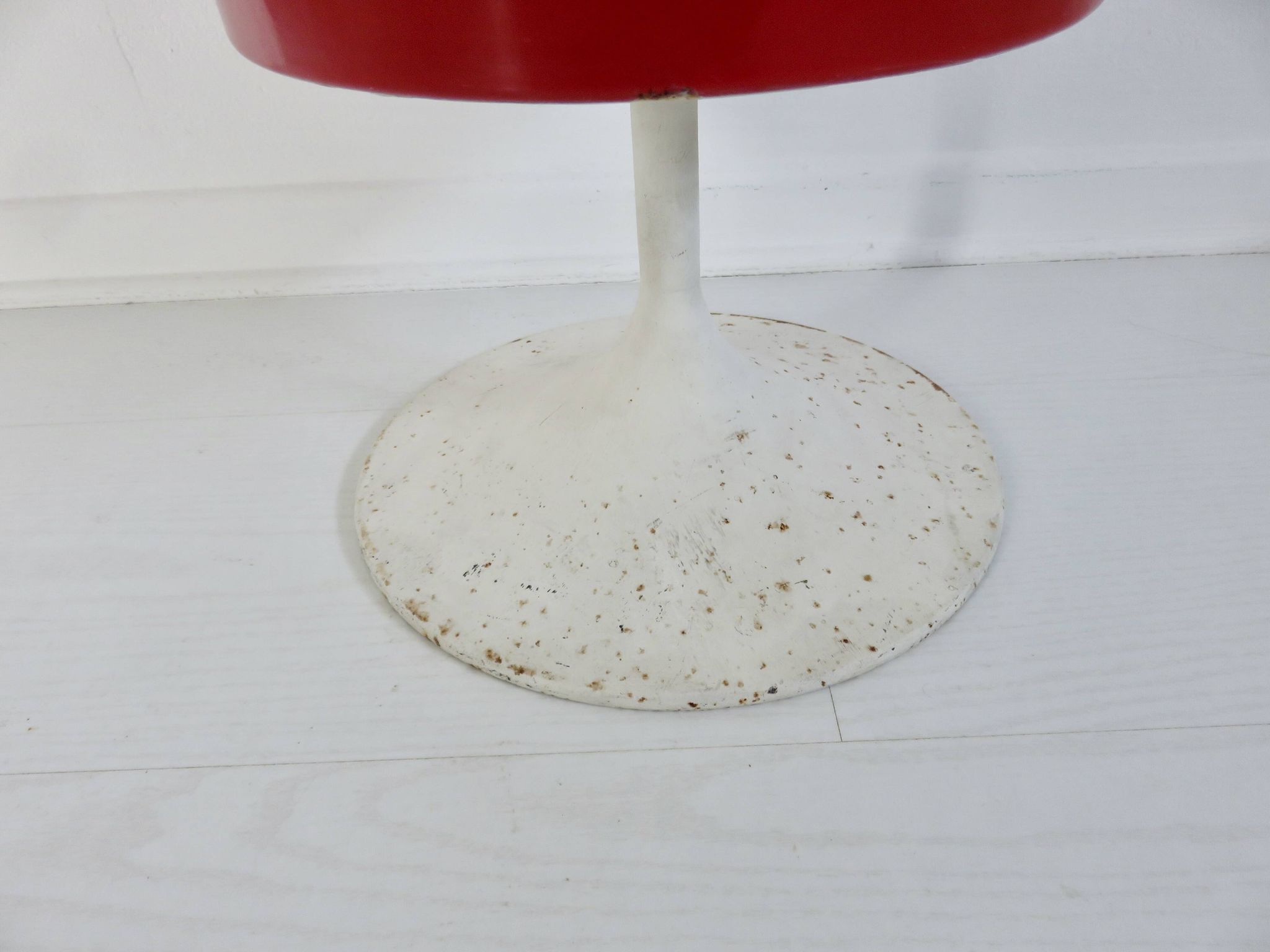 Porte parapluies, pied tulipe, tôle émaillée et laiton, 1950