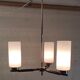 Lustre moderniste 3 feux en métal, laiton et globe opaline - années 50