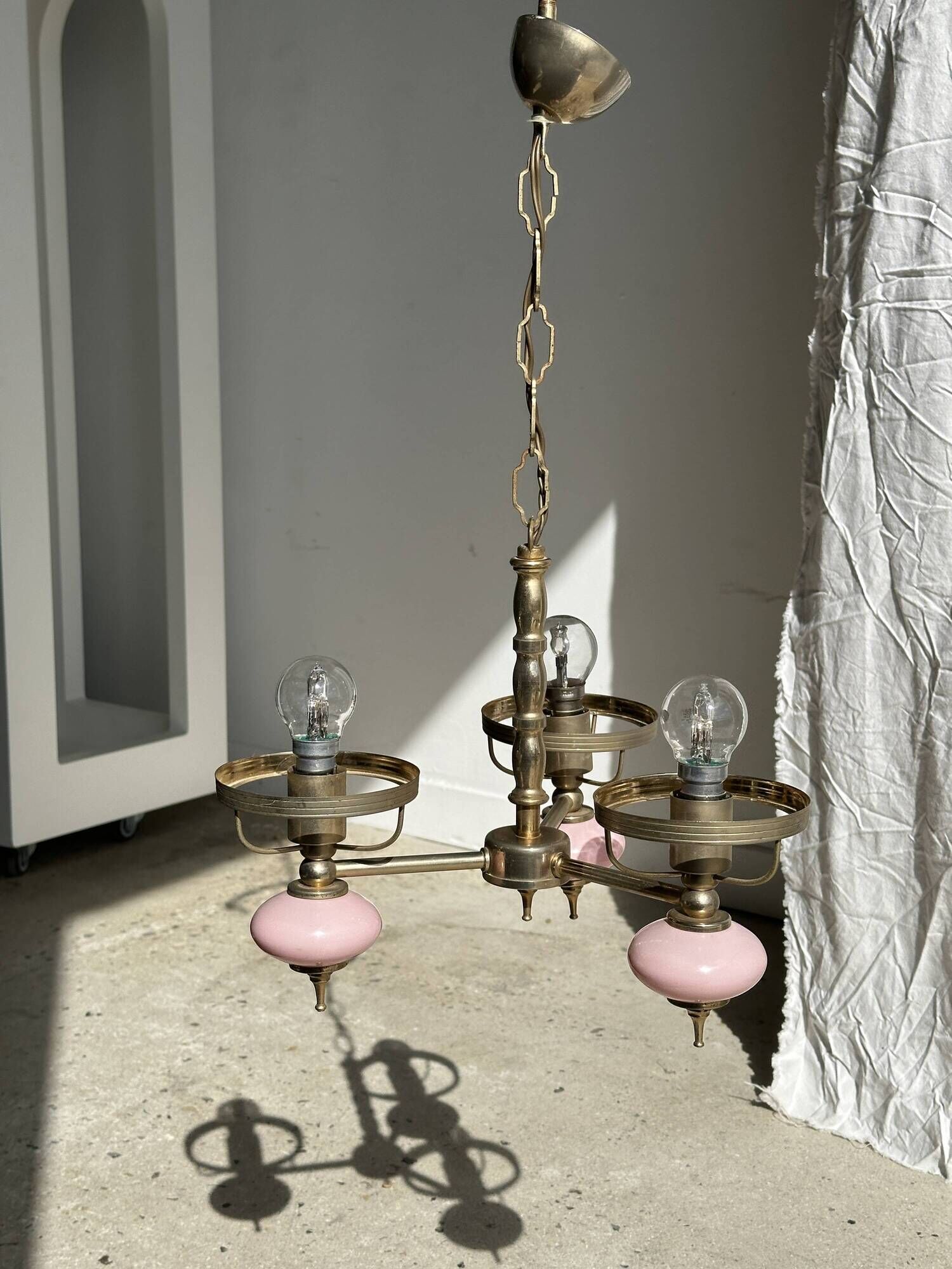 Petit lustre rose et doré à 3 bras de lumières