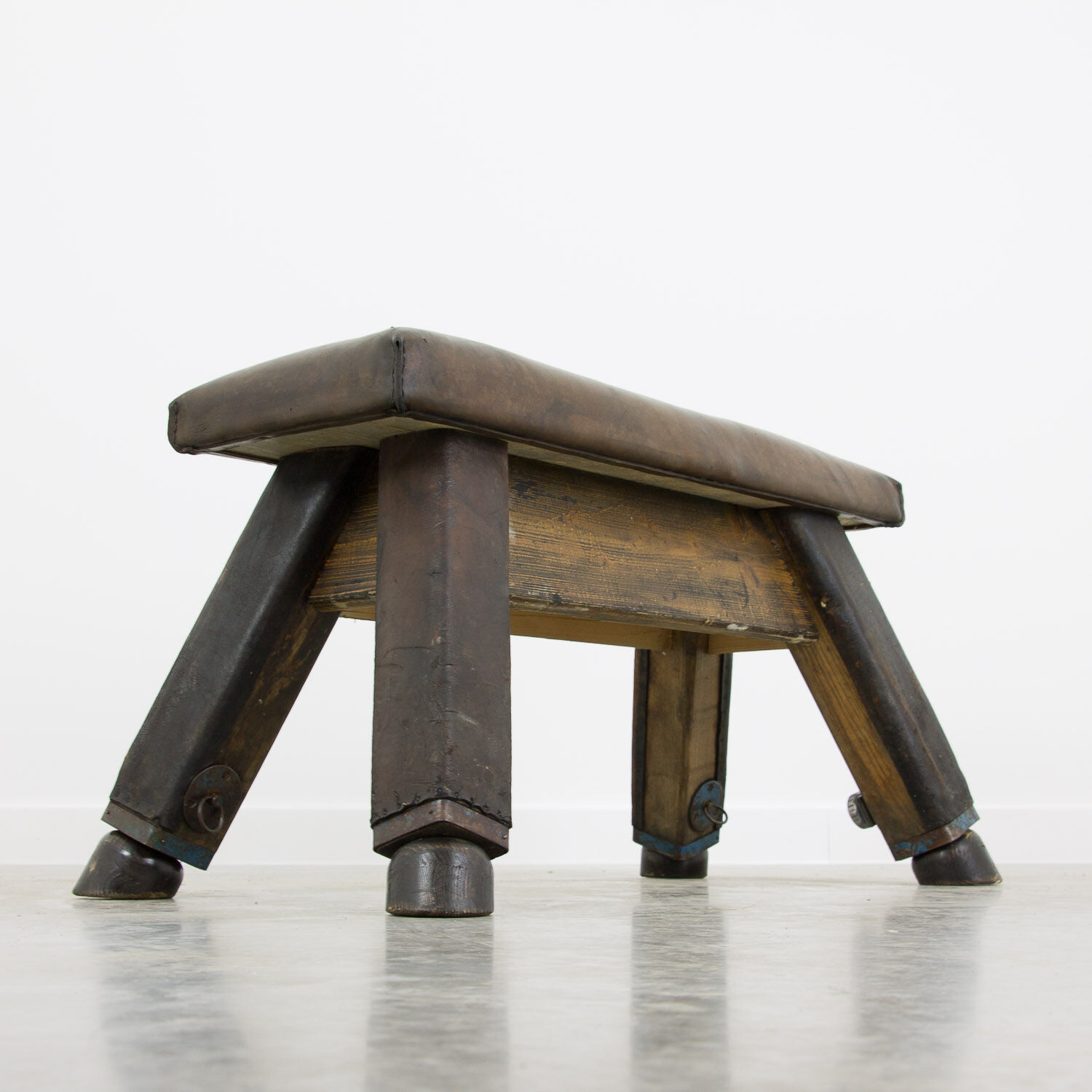 Banc de gymnastique en cuir