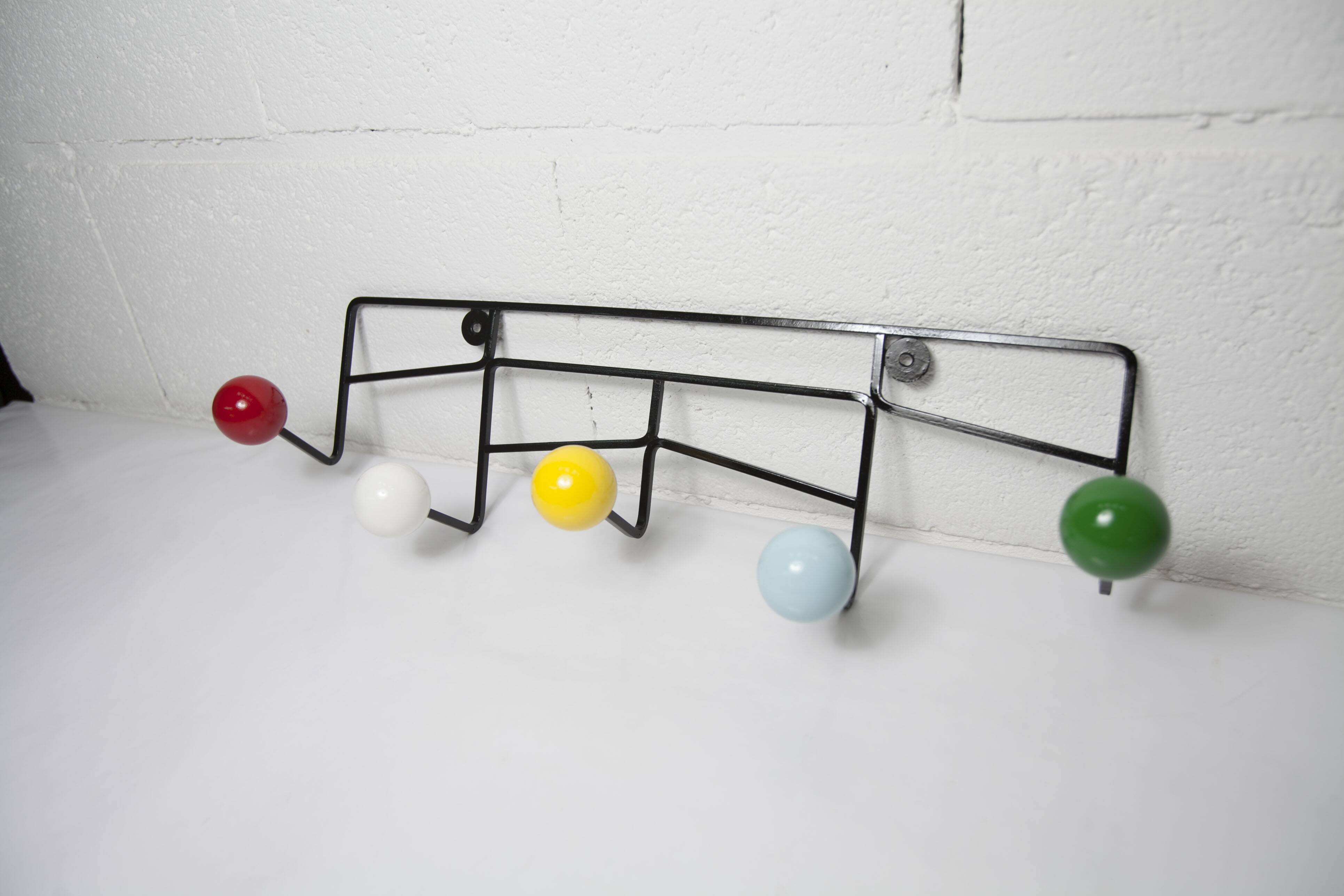 Portemanteaux mural 5 patères boules bois couleur et métal 1950