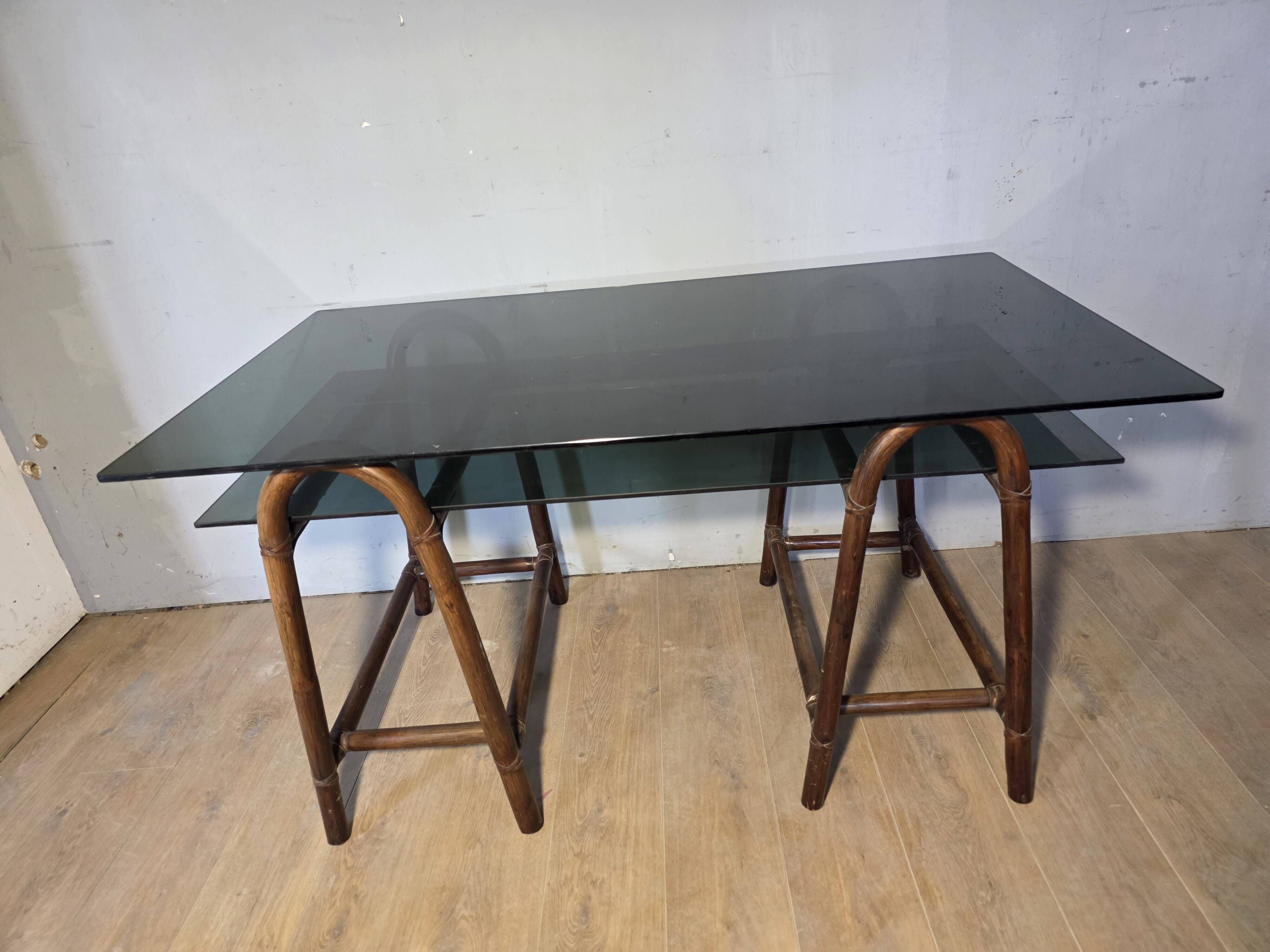 Bureau en rotin double plateau en verre fumé, années 70.